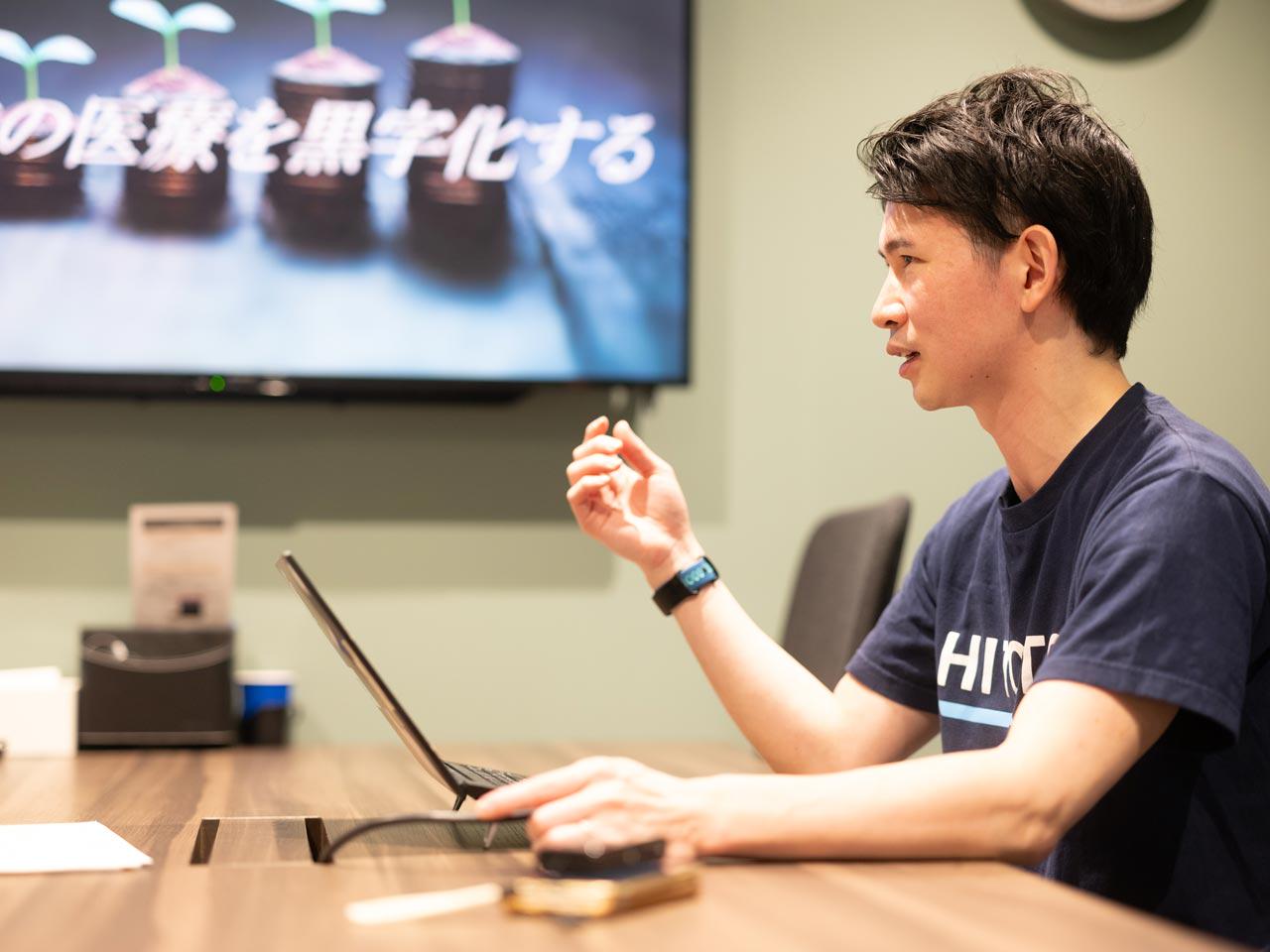 医療DXサービスを展開する同社。「日本の医療を黒字化する」をミッションに掲げる。