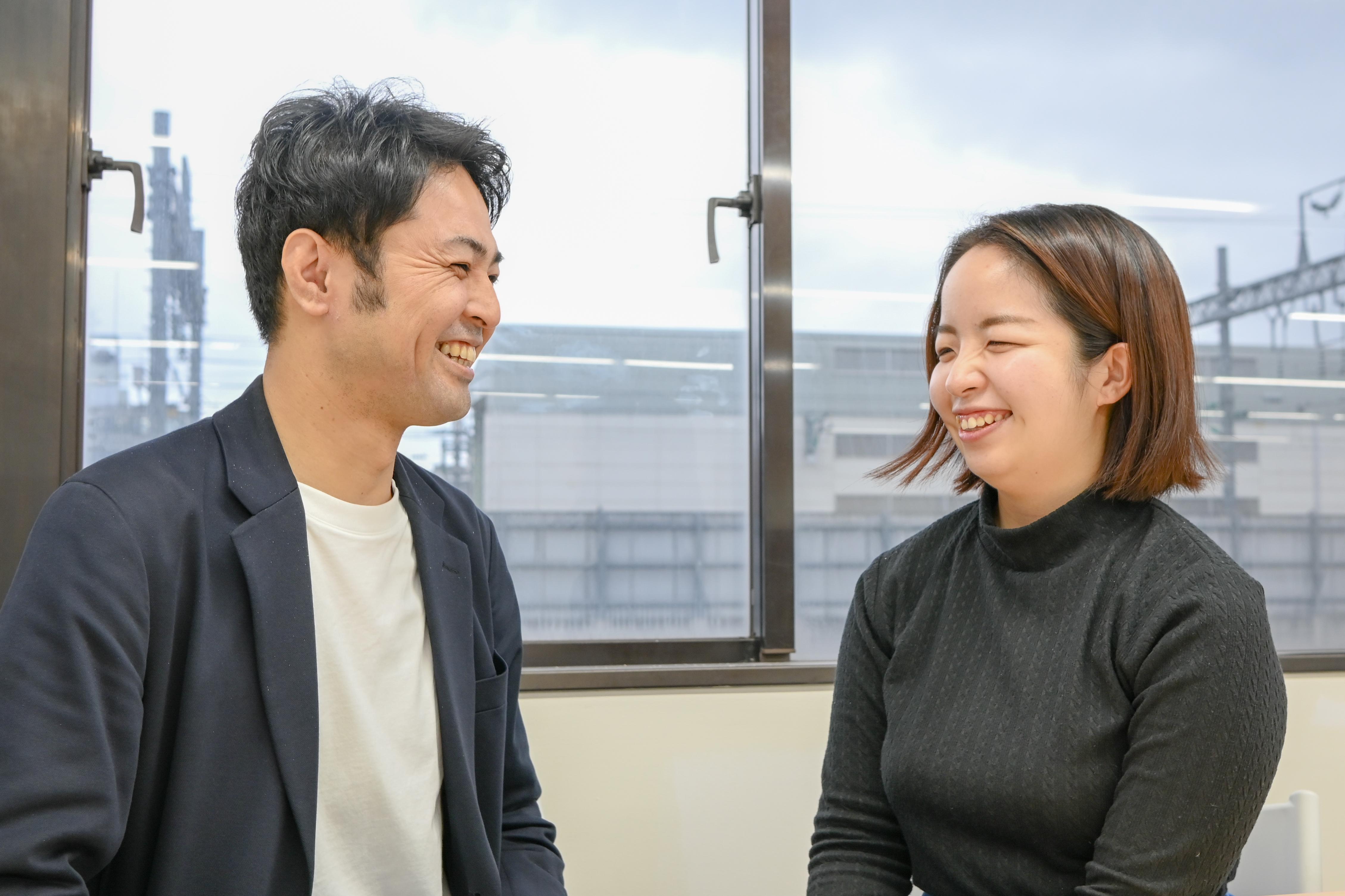 全く異なる業界からの転職者も多数いる環境。お互いの持っている知識スキルを活かしながら、ナリコマの更なる社内改革を進めています。