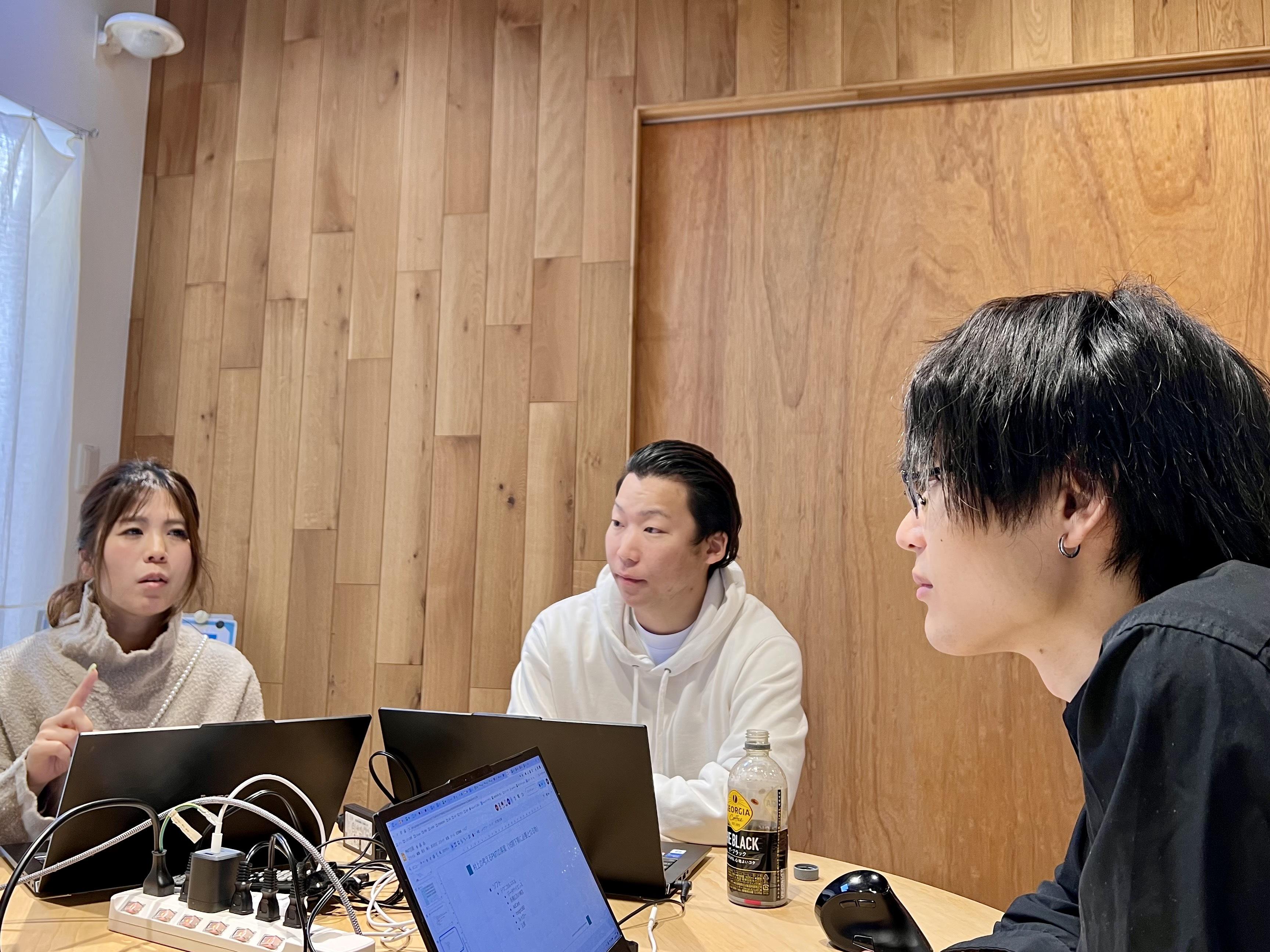 合宿の様子。クォーターに一度程度、チーム全員で集まり、会社の方針に沿ったチームや個人の目標について議論する場を設けています。