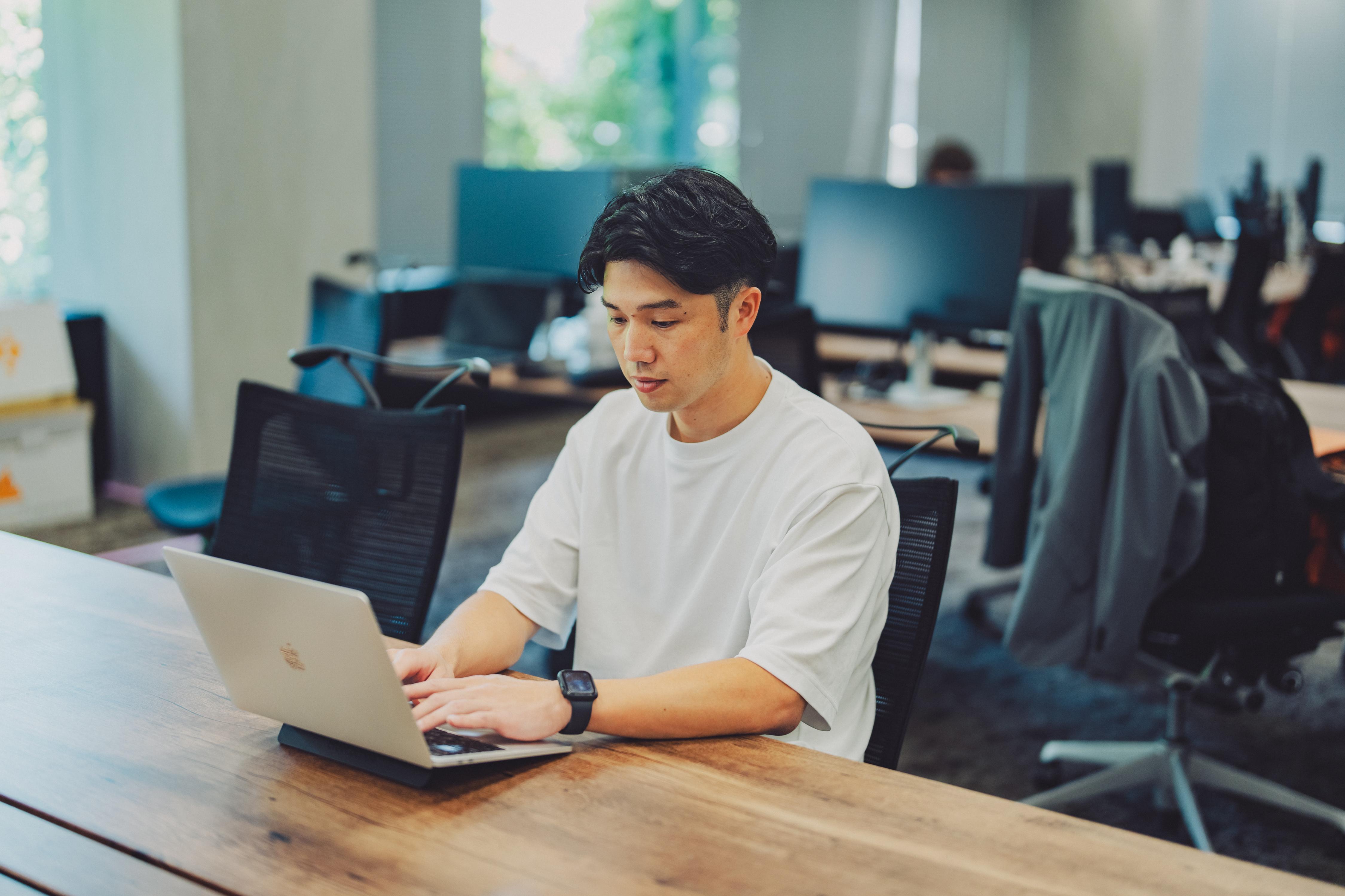 『aumo』の掲載記事数は約50万本、掲載総口コミ数は約50万件に上り、月間利用者数は計約1,300万人に及ぶという国内最大級の規模を誇る。