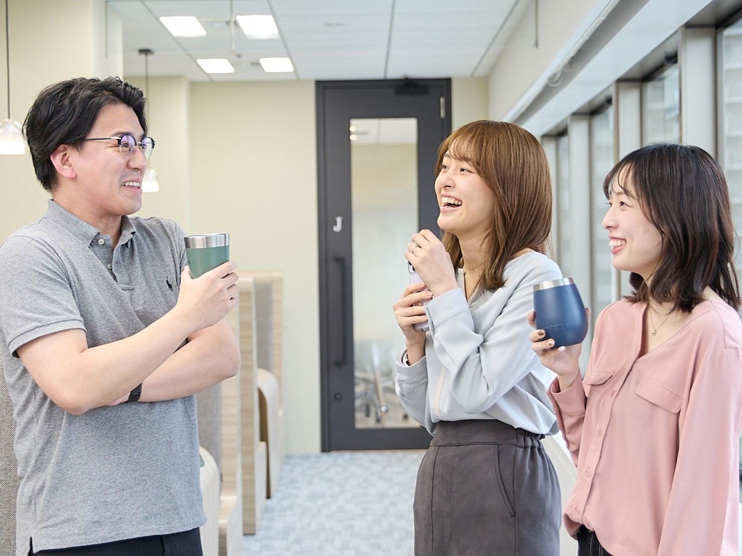 主体性の高いメンバーが意欲的に取り組んでいる。オープンスペースではいつでも話しかけやすい雰囲気。