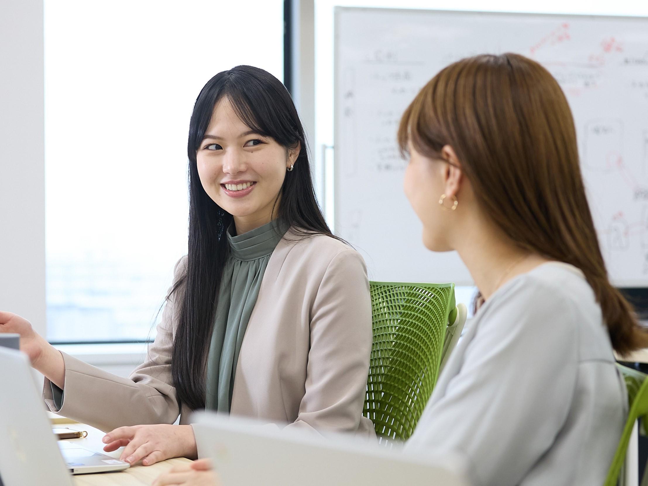 他業界から転職したふたり。「介護×ITできちんとマネタイズできている会社は数少ないと思ってましたが、それを可能にしてきた当社には、今後の大きな可能性を感じて転職を決意しました」と未来を見据えている。