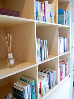 社内には、自由に書籍を読むことができるスペースもある。