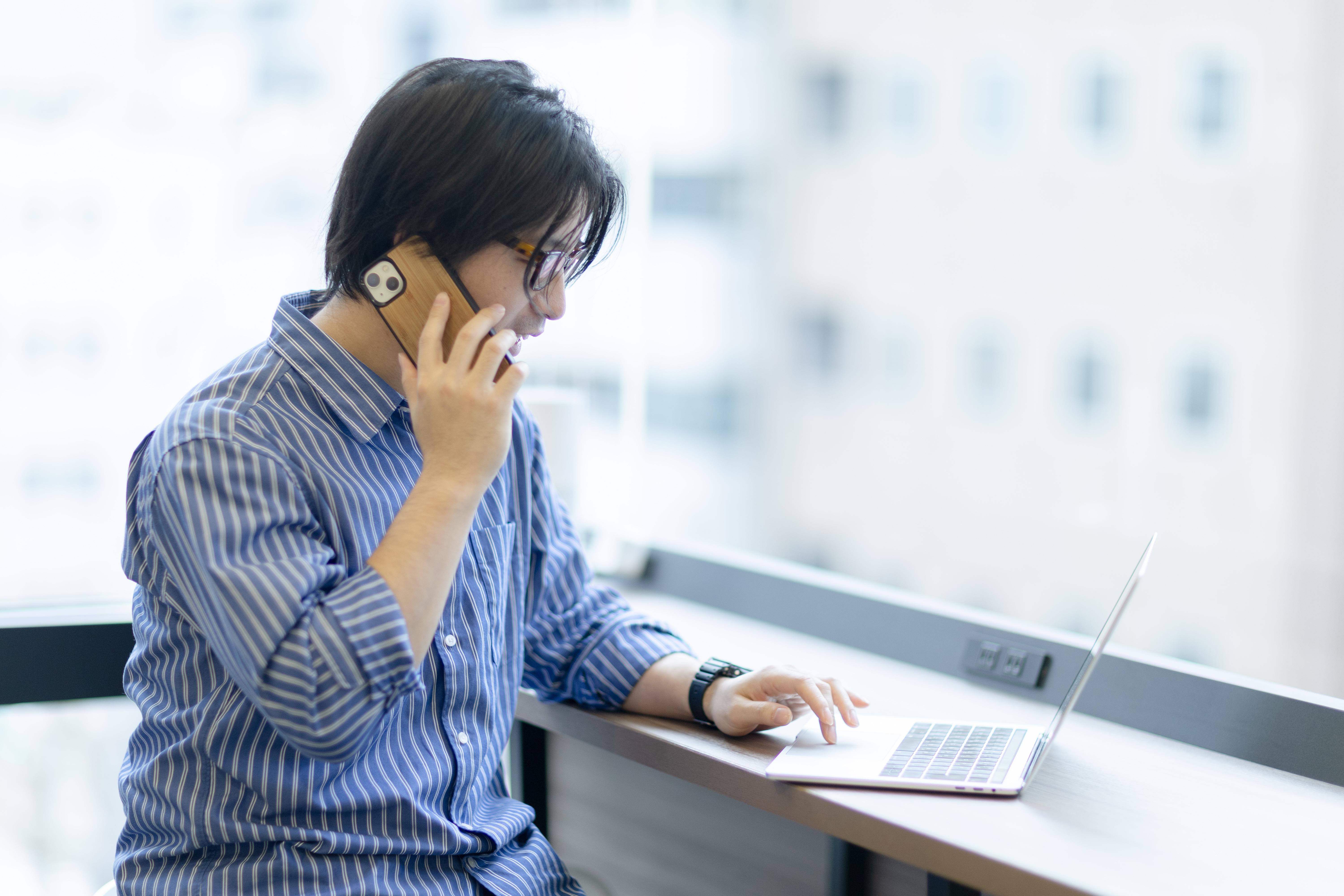 新しいアイデアが生まれるよう、外の景色を見ながら業務ができる席が各フロアにございます！