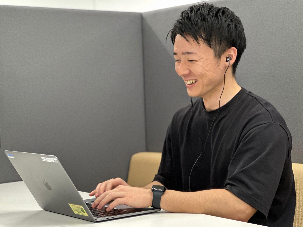 明るい雰囲気のオフィス。実際のインタビューを実施することもあるという。