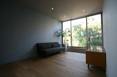 ポータズペイントと無垢のフローリングに囲まれた空間。