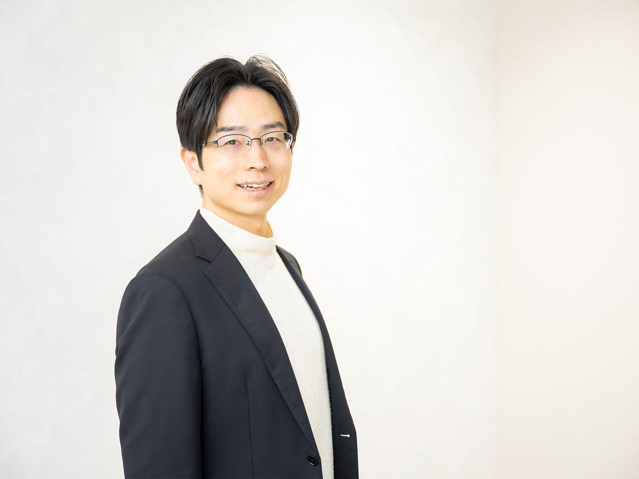 同社の創業メンバーは全員臨床経験のある歯科医師。CEOを務める赤司征大氏は、東北大学歯学部在籍中に中小企業診断士の資格を取得、医療法人内の業務改善に関わった後、米UCLAに留学しMBAを取得している。