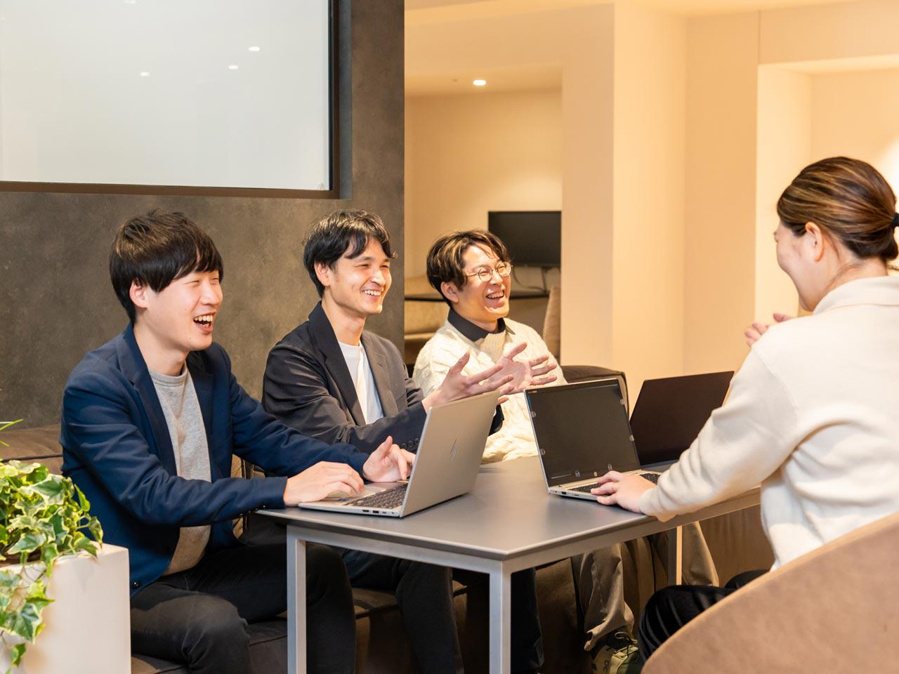 “デジタルで、目に映る世界をより豊かに。”をミッションに掲げている同社。ITツールを使い、リアルな世界で起こることを一つずつ、手に届く範囲のことを一つずつ便利にしていくことで、人々の物心を豊かにしていきたいという願いが込められている。