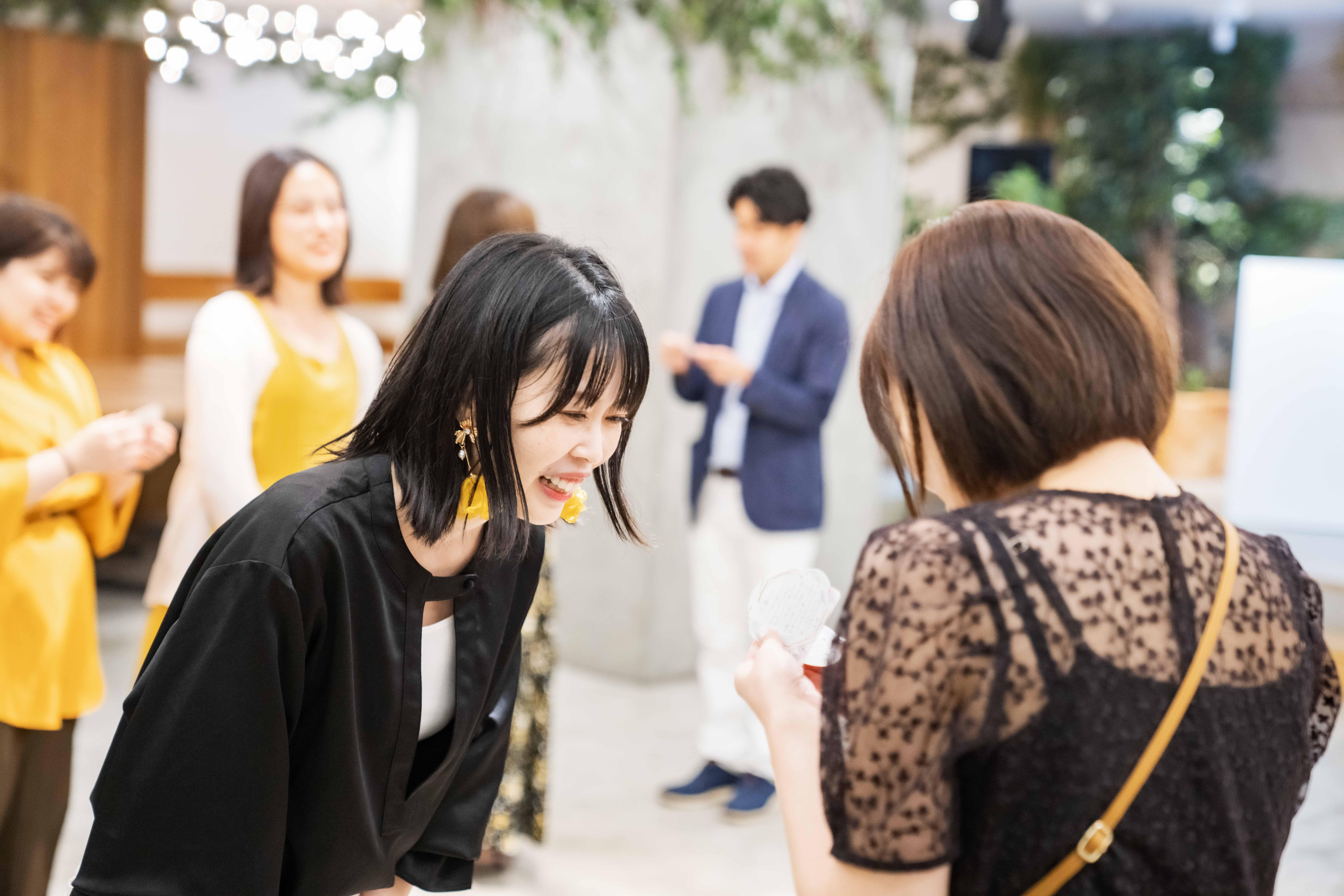 ミッションでもある「想いを存在させる」を社内でも体現すべく「感謝を伝えたい人」へメッセージカードを贈り社員同士が直接感謝の気持ちを伝える文化を心の花束と呼んでいます。少し照れ合いながらも、社員同士で心の花束を贈り感謝を伝えることで本人たちだけでなく、他の社員にも感謝していることや日頃の頑張りが伝わり社内のコミュニケーションに繋がっています。私たちにとってお客様の想いを存在させることはもちろんですが、社内でも想いを存在させることを大切にしています。