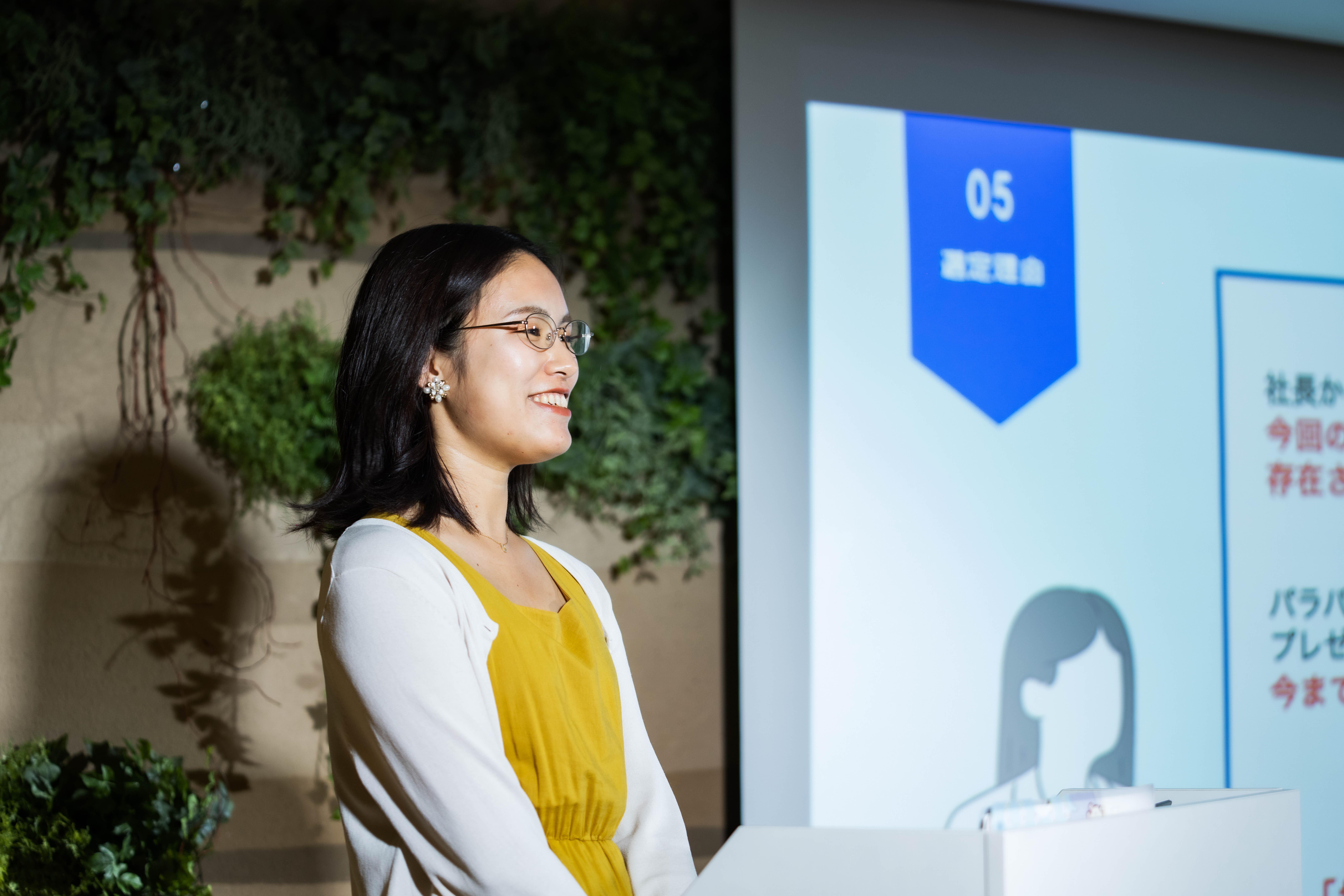 社員ひとりひとりがMVV（ミッション・ビジョン・バリュー）を「自分ごと化」し、自ら考えてミッション達成に向けた行動ができるよう年に３回MVV浸透ワークを実施しています。代表やリーダーだけが評価するのではなく社内メンバー同士で称賛し合い、社内でも「想いを存在させる」ことを大切にしています。ミッションプレゼン会では、全社員が選んだ「年間でミッションを最も体現できたと思う社員」には、年に1回表彰式でMVV賞として表彰しています。