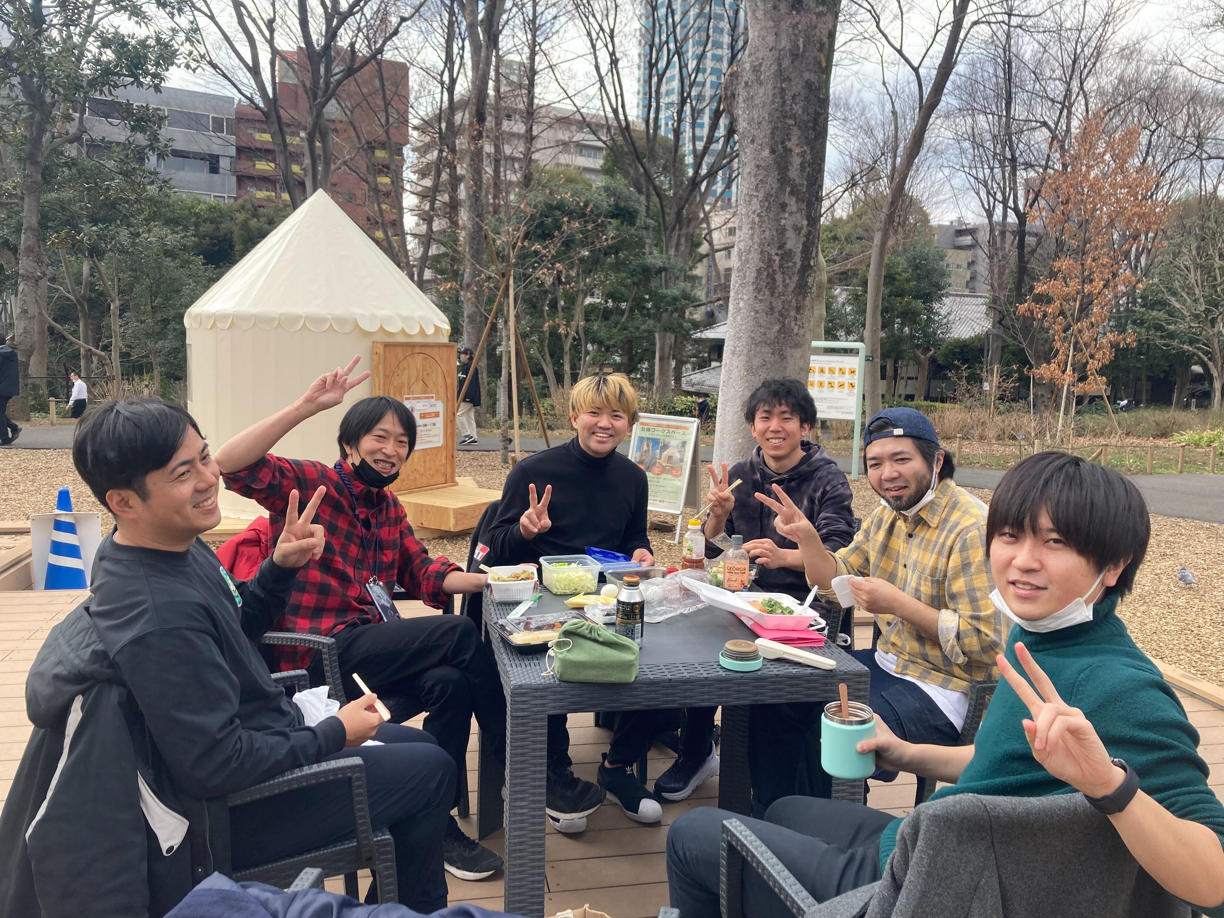 未経験で入社するメンバーも多いため、独り立ちできる教育プログラムを作成するなど、教育に対するフォローは手厚くなっております。社長、役員、メンバーの3段階のみの階層で、コミュニケーションもフラットに行われます。