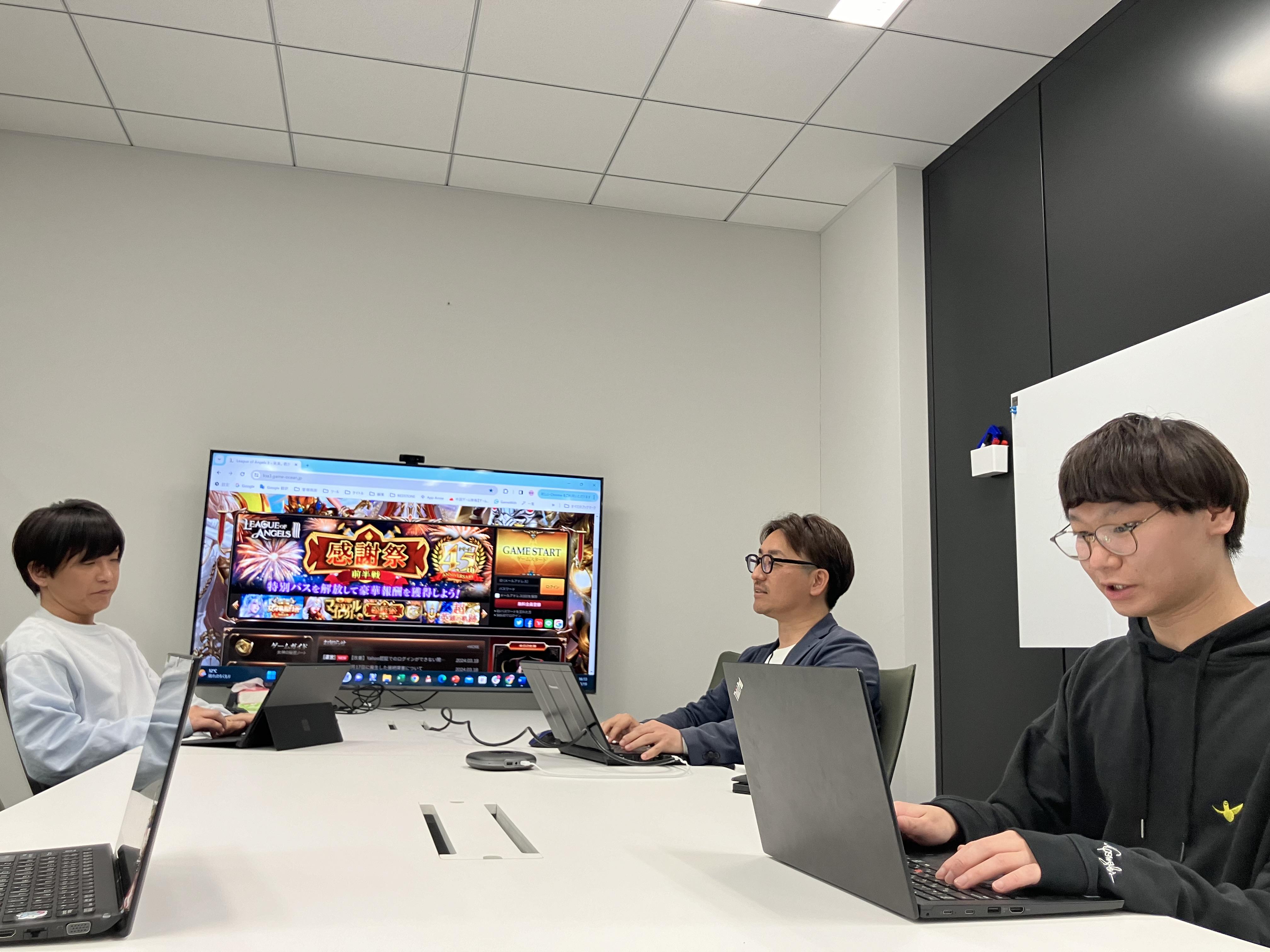 スキルや経験は後から付いてくるので、ユーザーを楽しませる視点を持ち、ゲームをとことん好きなメンバーが仲間になることを期待している。これは年度末に行われる納会でのワンシーン！ゲーム大会勃発です★