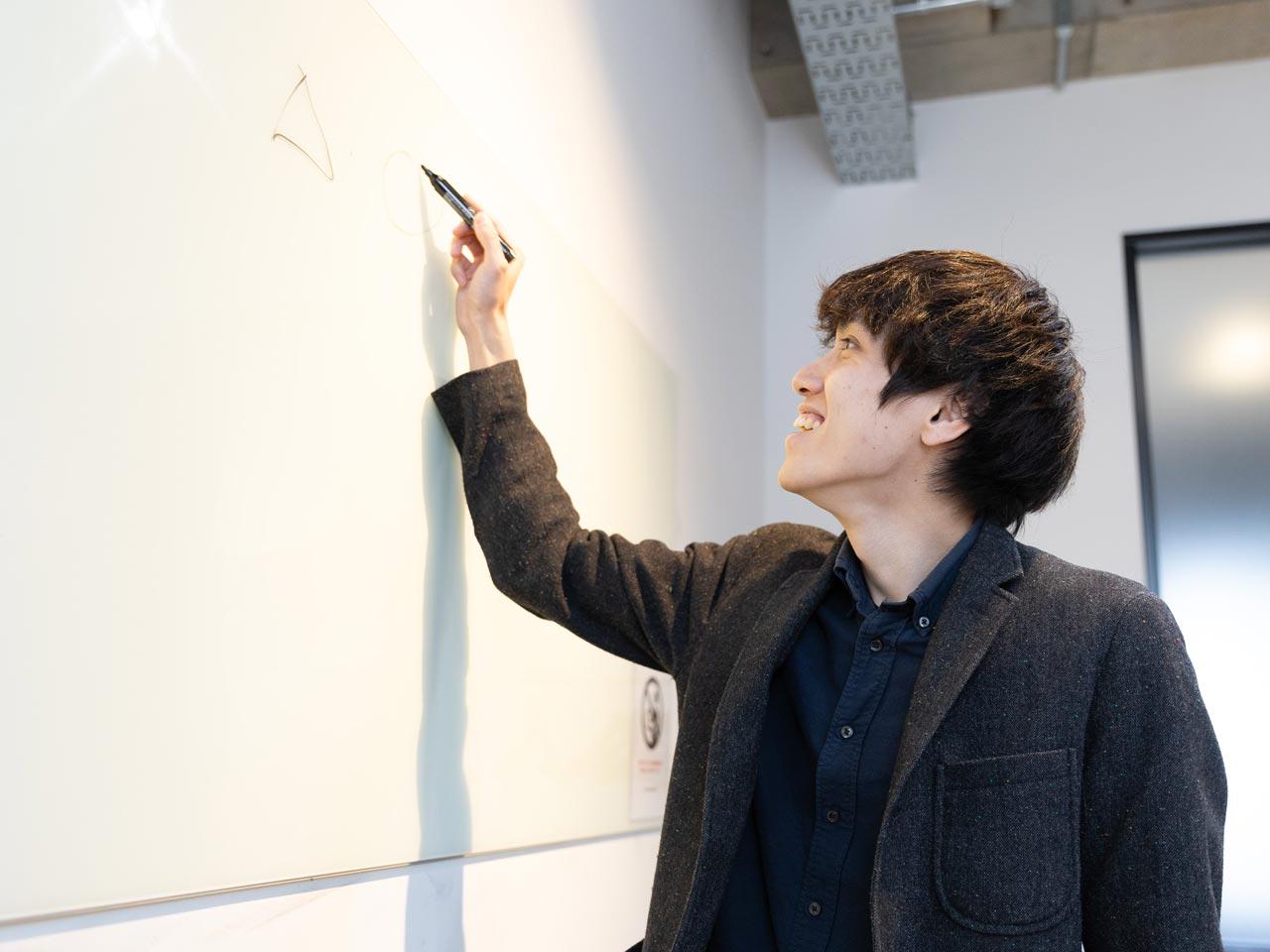 労働集約型ビジネスの現場で発生している課題を、ソリューションで解消する。AIを活用したインカムアプリをインターフェースに、新しい現場コミュニケーションのカタチを創造し、「現場DX」を成し遂げていく。