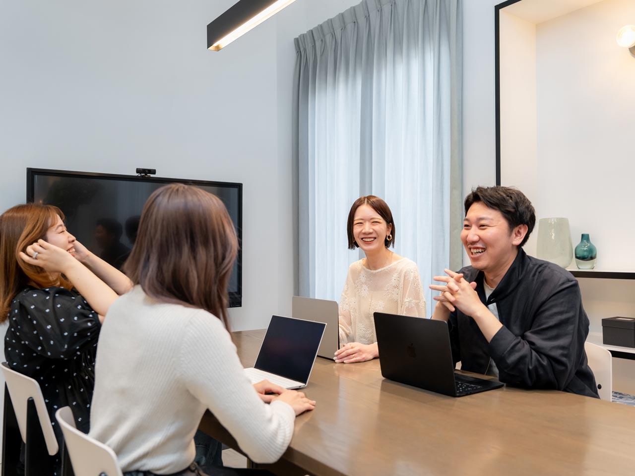 フラットな上下関係の中で風通しが良く、全体的に“やわらかい”雰囲気がある同社。