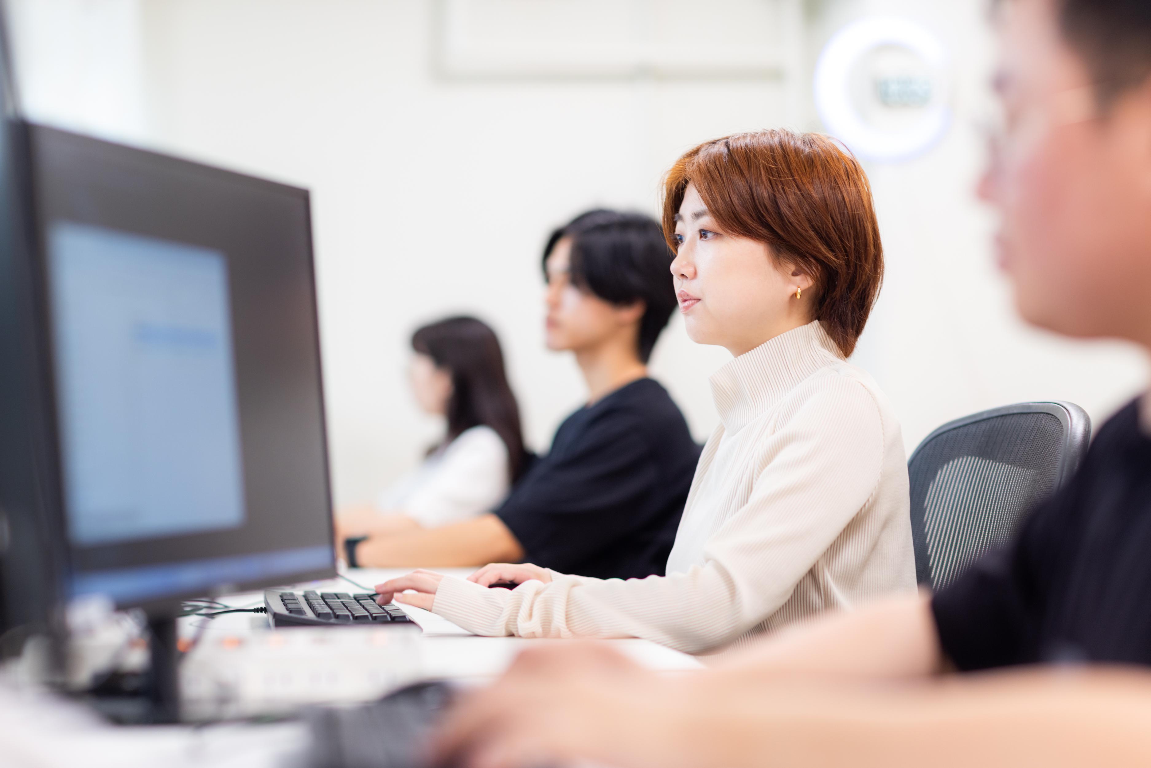 社員一人ひとりの成長に重きを置いています。
資格取得に向けた委員会を立ち上げるなど、勉強会や講習会を実施する他、関連書籍の購入や資格取得費用の負担も含め、スキルアップのための環境が充実しています。