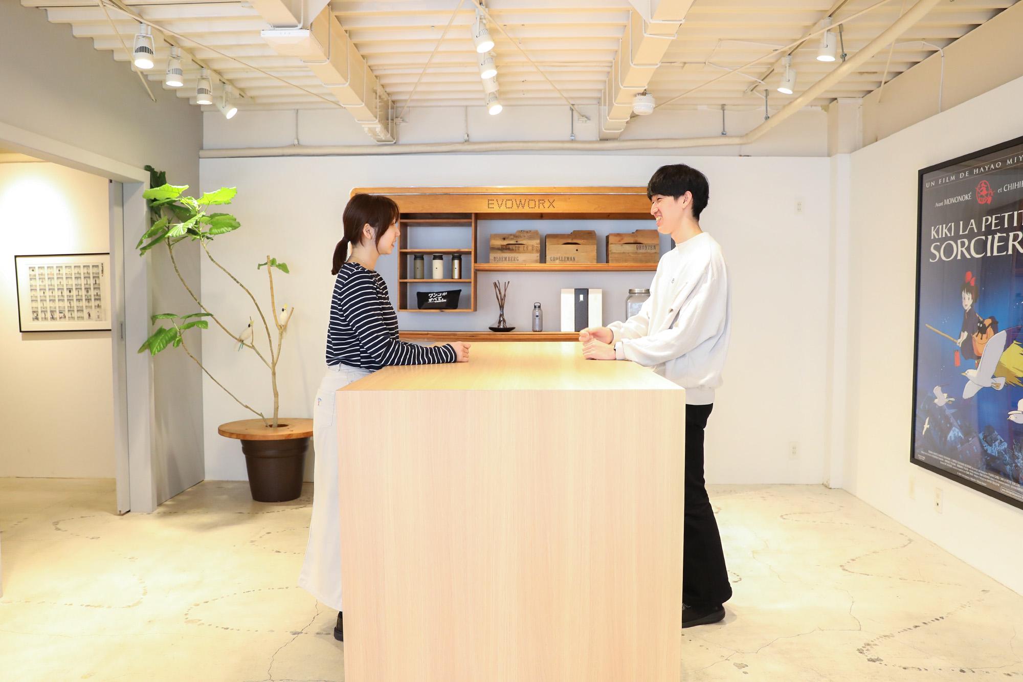 窓の大きな1階ラウンジがみんなのリラックススペース。