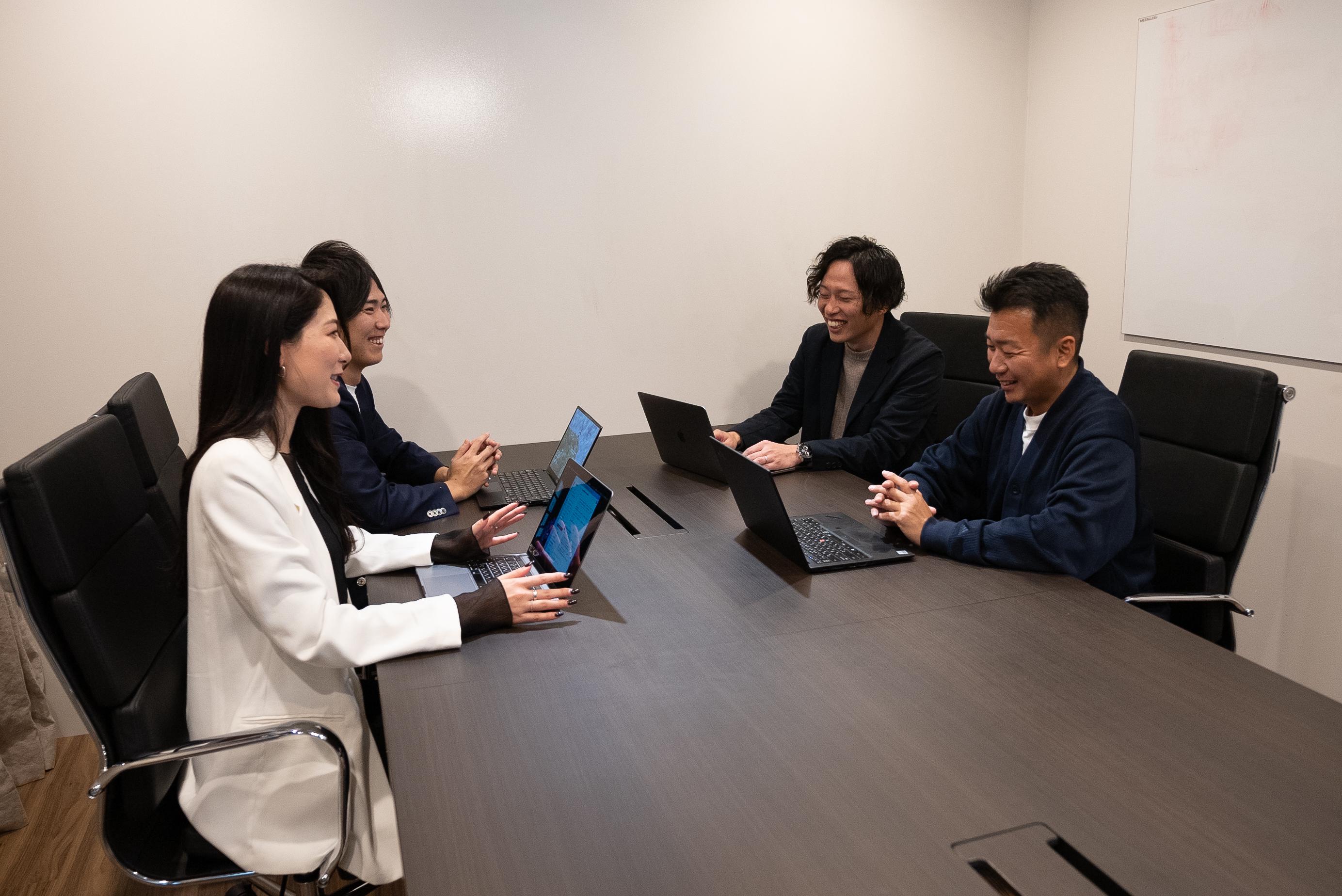 ランチやミーティングは社内で実施するメンバーも多いです。