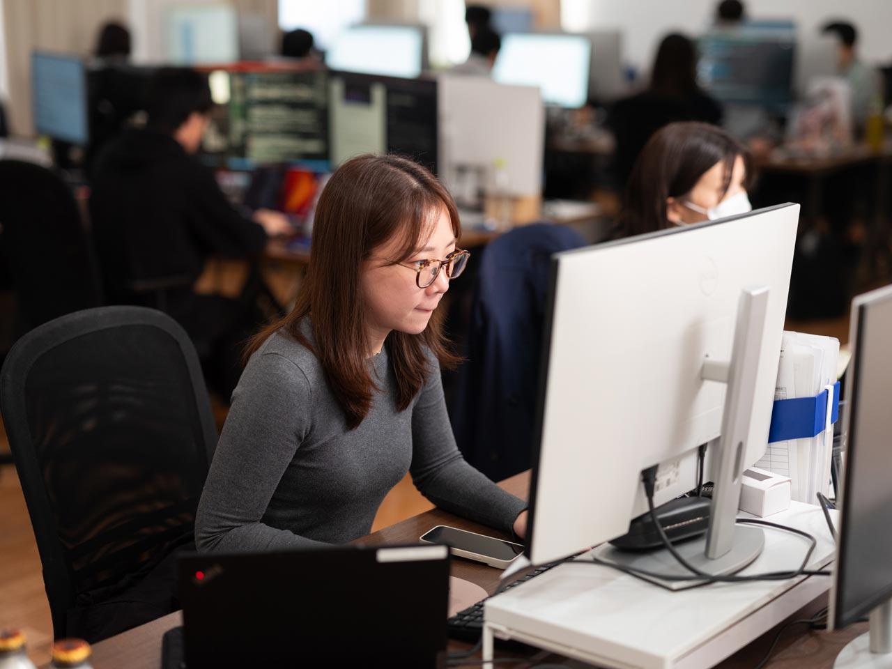 必要に応じてコンピューティングリソースを動的に拡張し、広範囲にわたる大量項目を並列処理することで、30秒でのレポーティングを実現している。