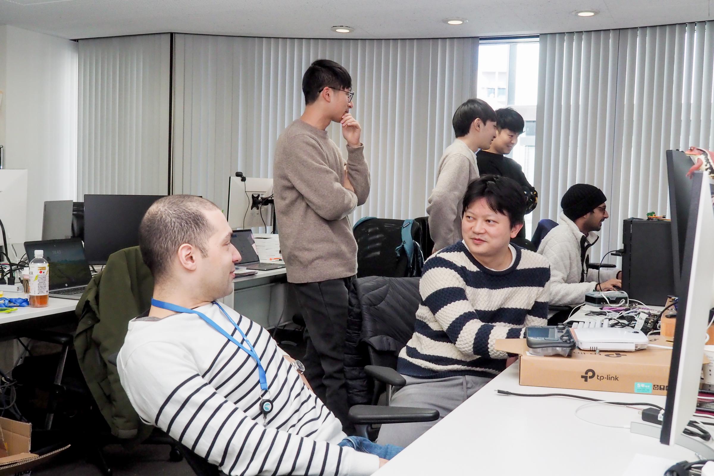 開発フェーズに応じて働き方を柔軟に変える形で運用しているが、現在は出社をメインとしメンバー同士顔を合わせながら開発を進めている。