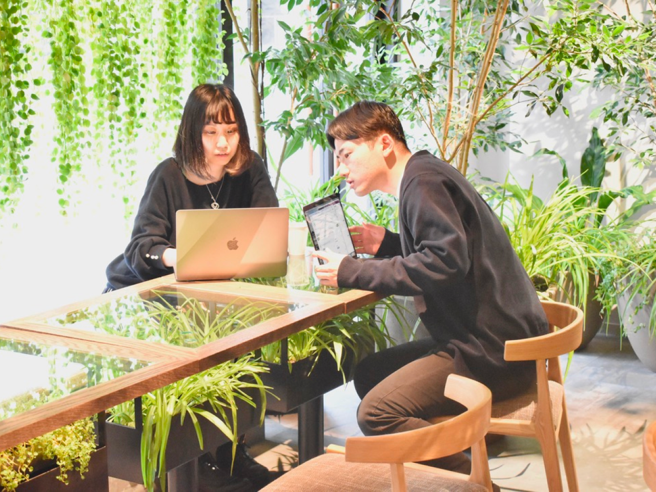 オフィスビルの緑に囲まれたフリースペースで打ち合わせすることができます。