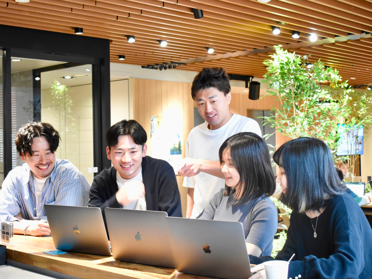 マーケティングの担当者が本来行うべきブランディングやマーケティング戦略といった本質的な業務に集中できるようしたいとサービスを運営。