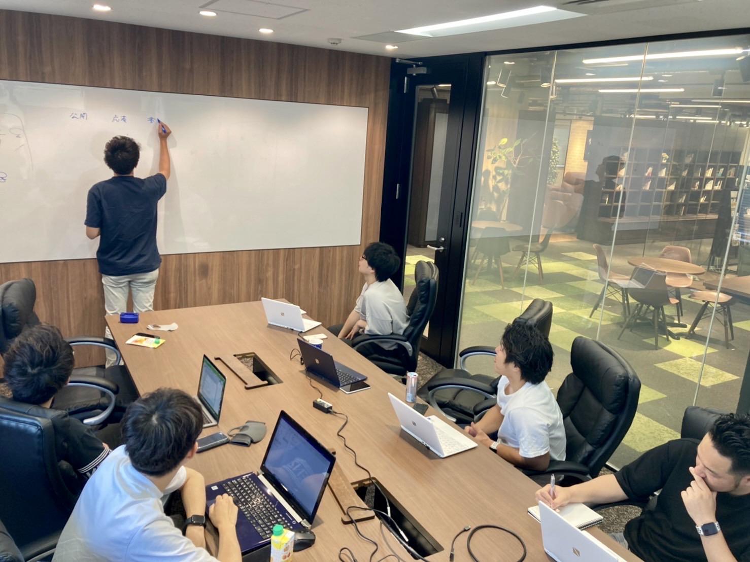 将来経営者を目指す若者が多数所属する当社は妹尾塾を開催し、様々な勉強をしています。