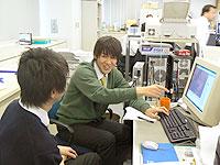 分からないことがあれば相談。<br />社内は和気あいあいとした雰囲気。<br /><br /> 