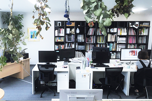 フォトスタジオ業界では、写真のみならず動画に対する需要が高まりを見せており、その期待に応えるべく、今回の完全子会社化に至った。