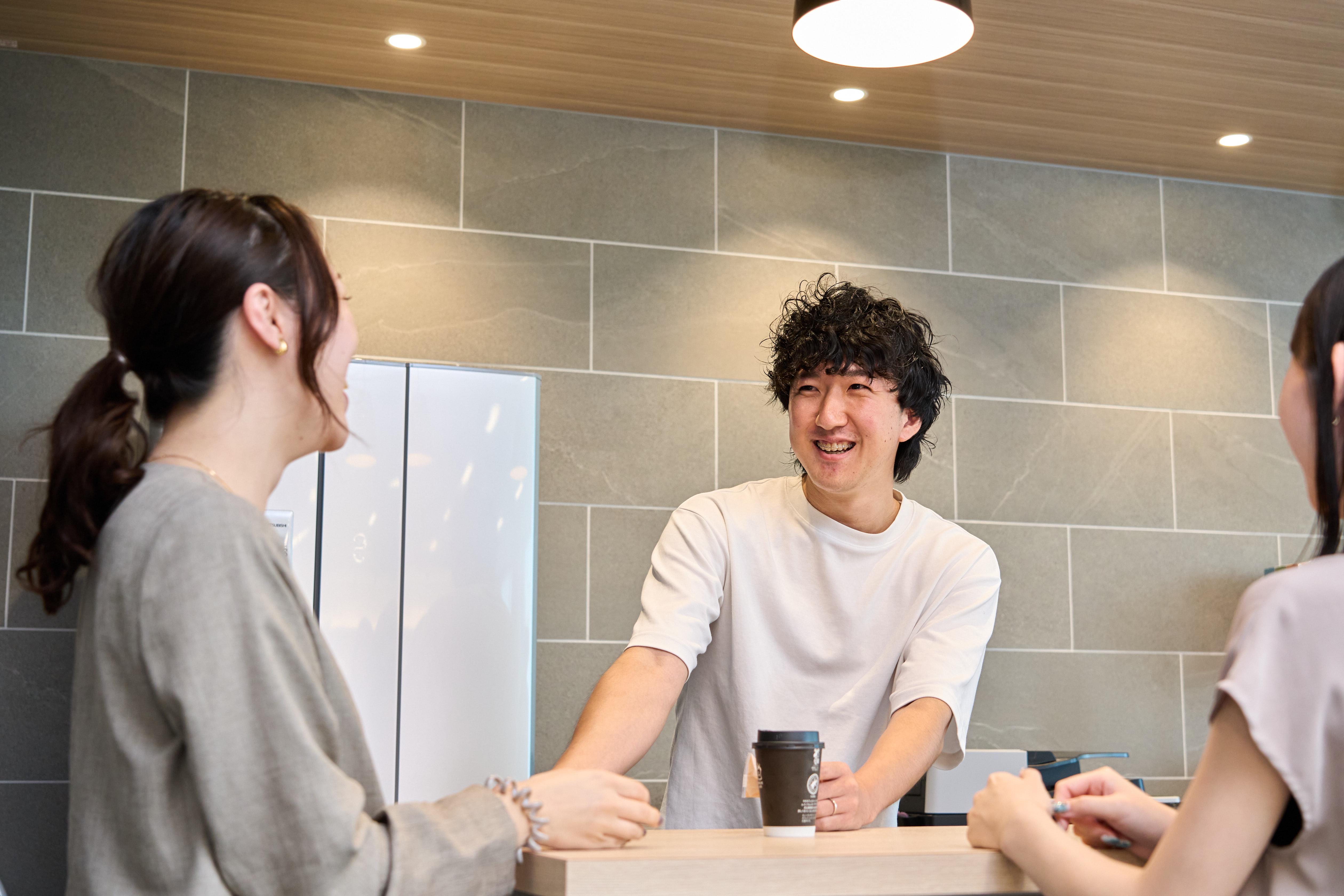 エンジニア、デザイナー、ディレクターが協力し、案件に取組んでいます。