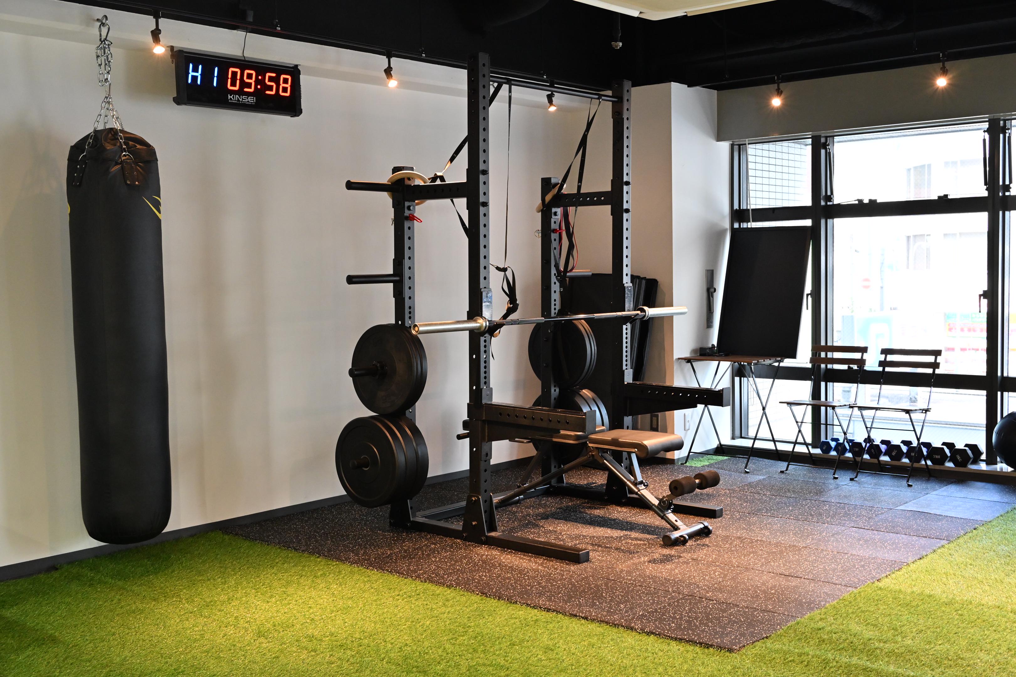 事務所にはジムエリアあり！心身ともに鍛えることができます