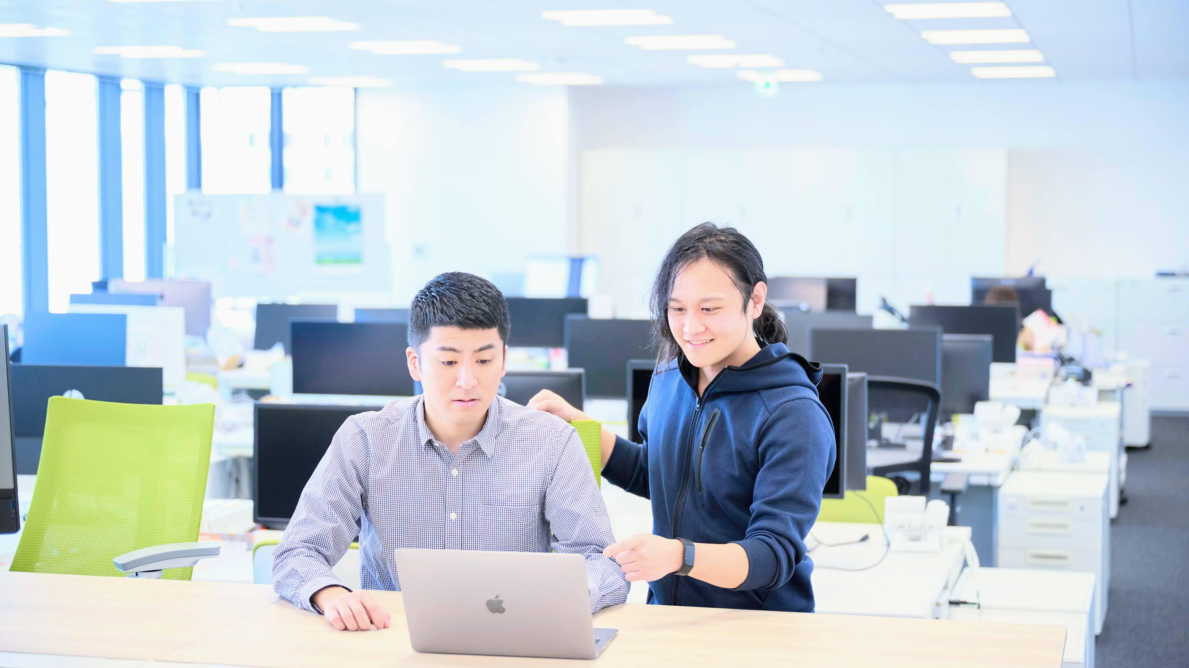 社内にはエンジニアが多く在籍しており、ともに切磋琢磨できる仲間がいる環境だ。