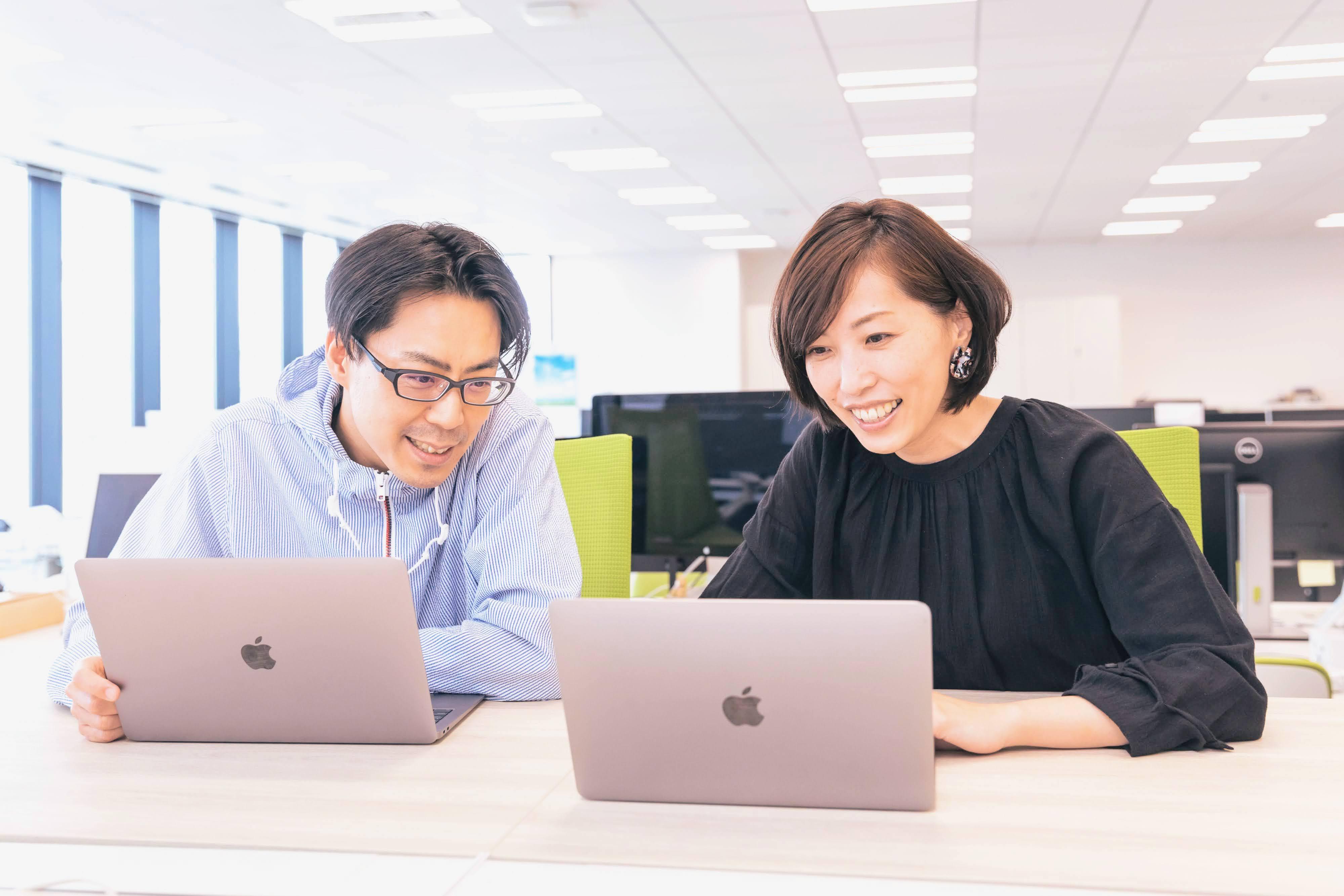 フラットで自由な雰囲気が特徴。社員の働く環境の整備に注力し、様々な制度を用意している。