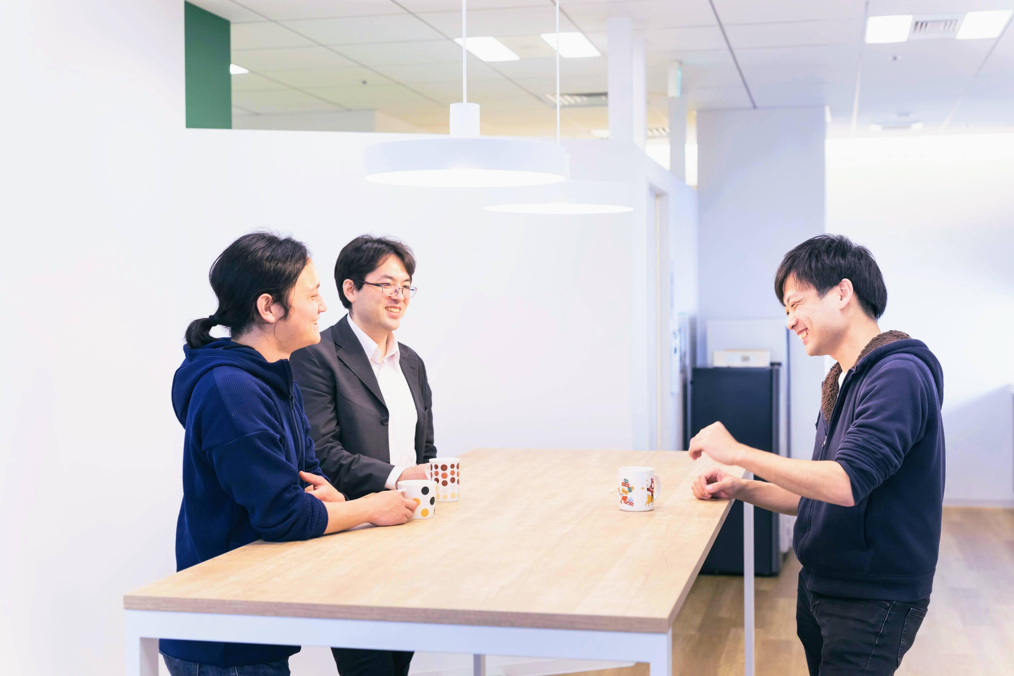 フラットで自由な雰囲気が特徴。社員の働く環境の整備に注力し、様々な制度を用意している。