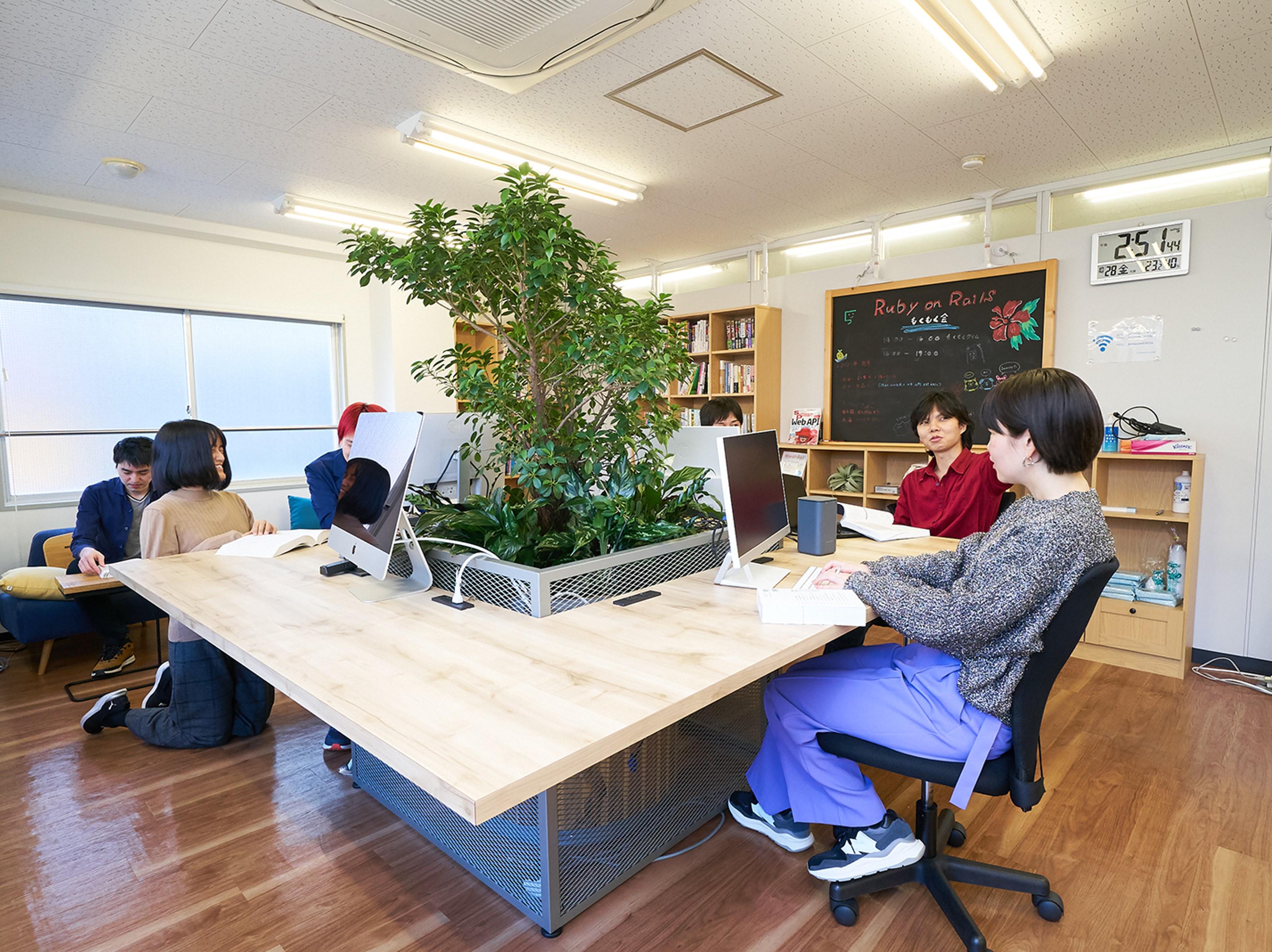 現状はSESが中心だが、近い将来には受託開発、自社事業も展開を進めていく。