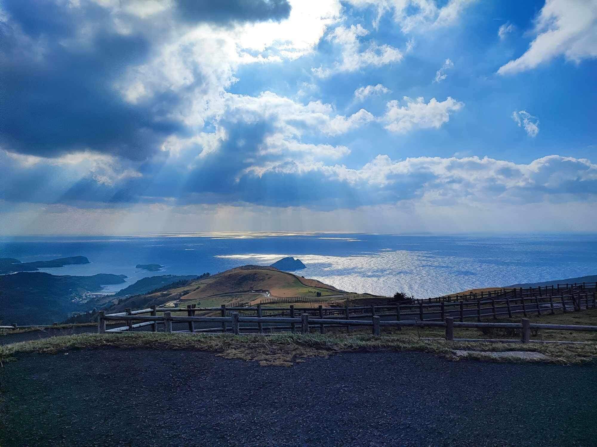 場所にも時間にもとらわれず活躍し、自分の可能性を大いに広げられる企業だ。今年度は海士町への支援も開始。