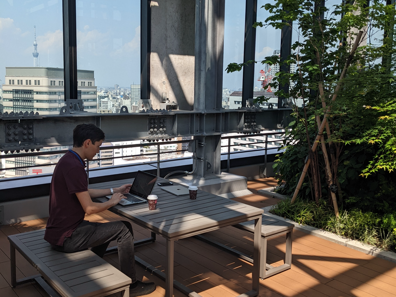 天気が良い日は屋上で作業します！