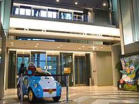 オフィスのエントランスです。<br />1階には公道でも走れるドラえもんカー。<br />気持ちまで明るくなるガラス張りのエレベータでオフィスへ。