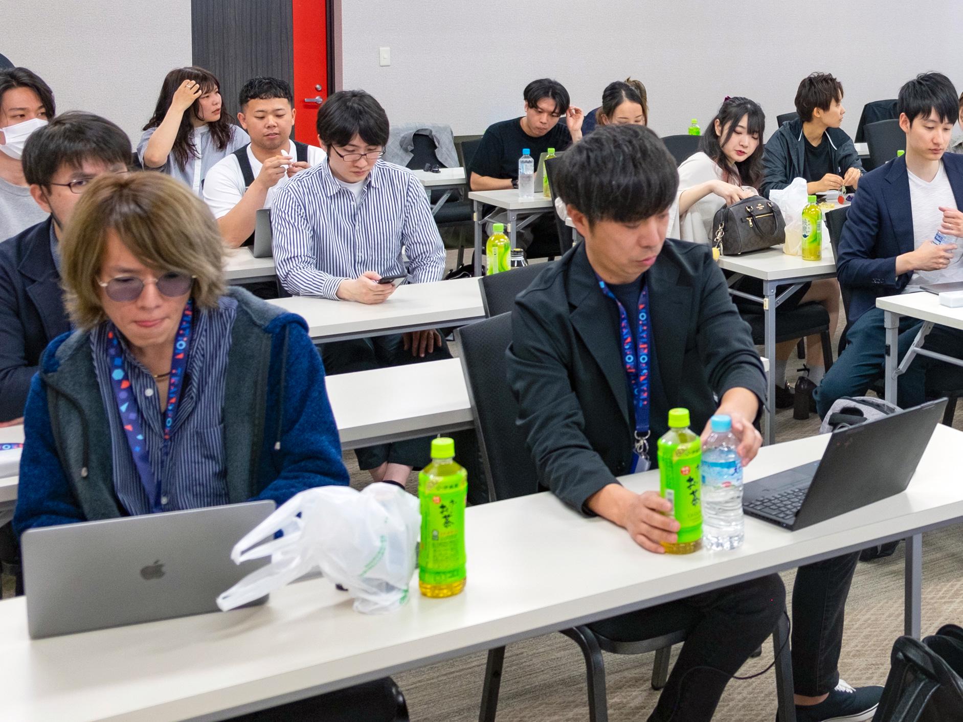 Fabeeeキックオフの様子。年2回業績報告をしたり、今後の事業計画など社員全員で共有しながら事業拡大をしています。