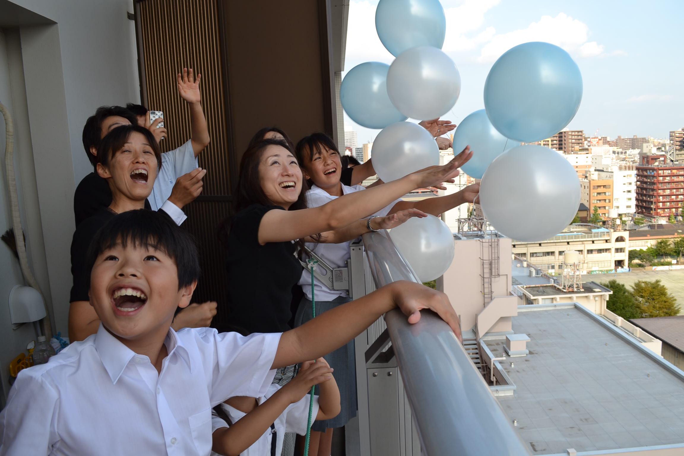 お葬式は「人の死の報告会」であってはならない。「故人様の人生のエンディングムービー」を提供することで、残されたご遺族が明日から前を向いて生きていけるようにすることにこそ、本質的な葬儀の価値がある。そのカタチは『100人いれば、100通りのお葬式』がある。大切な人の死を通じて命の輝きを知ること、残された者へと故人様の命のバトンを結んでいくことがお葬式の核心だと気づいた。お葬式を通じて、人の『命を輝かせる・命を結ぶ』ことを私たちの使命にしていきたい、そんな切なる想いから始まったのが、”むすびす”だ。