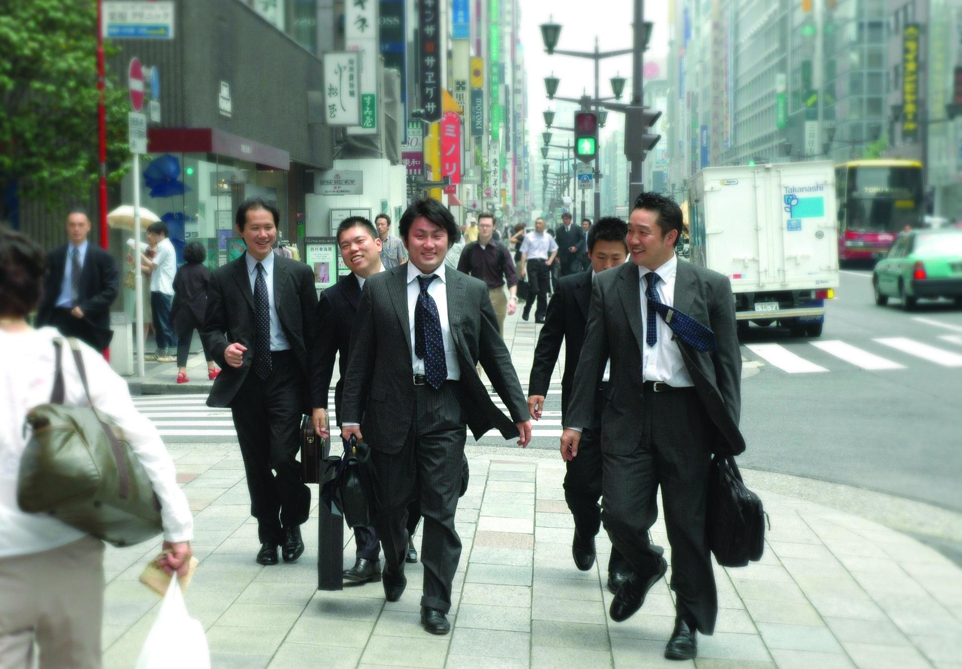 新興の葬儀社として地域の住民の方々に受け入れていただくことは決して容易ではない。来る日も来る日も、お客様の元へ営業活動を行い、心無い言葉をもらうことも日常茶飯事だった。それでも、自分たちが行っていることには価値があるという信念だけは曲げずに飛び込み続けた。その小さな積み重ねが、少しずつ大きな信頼に変わり始めていった。最も大切なものは、自分たちが誰よりもサービスの価値を信じてすべてのお客様と向き合い続けること、どんなことにも屈せずにやり続ける強いハートだ。