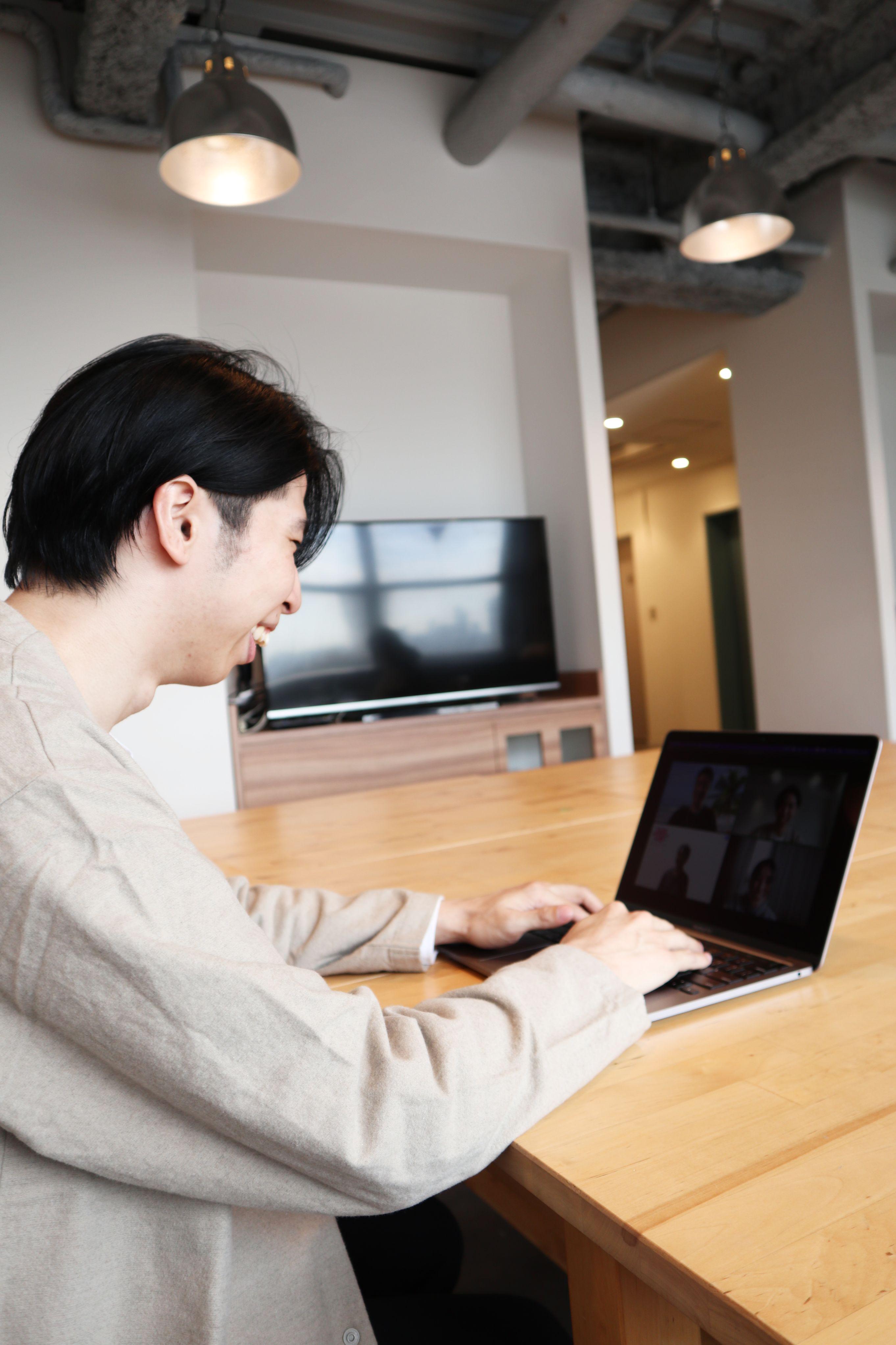 現在は基本リモート勤務。SlackやGooglemeetなどでコミュニケーションを取っているため、圧倒的にスピード感ある良質なサービス展開ができています。