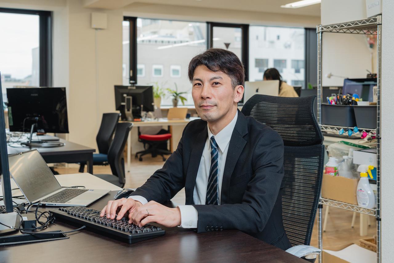 取締役 CPO・プロダクト事業部長
大西理王

京都大学工学部物理工学科1998年卒。
株式会社キーエンスにてキャリアを開始、画像処理装置や静電除去装置の開発に携わる。
複数の製造業にて、FPGA・ファームウェア開発や基板開発のエンジニア、プロダクトマネージャー、開発本部長、経営企画本部長、生産本部長を経験後、2021年1月 HACARUS に合流。
