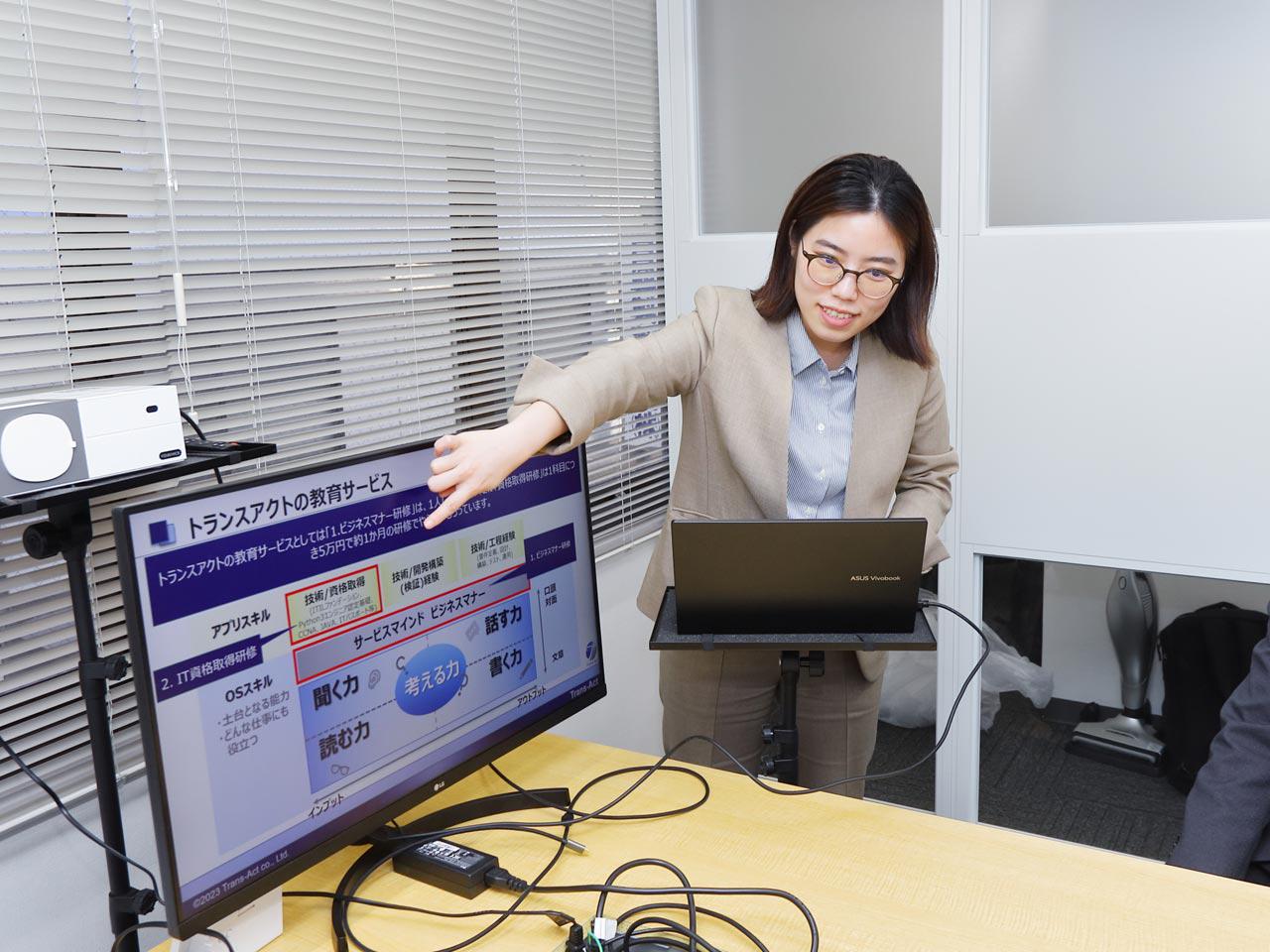 クラウドを活用してサービスを運営する企業向けに、サービスやシステムが正常に動いているかをチェックする目的でプログラムを組んで、クライアント側からチェックする自社サービスを開発。