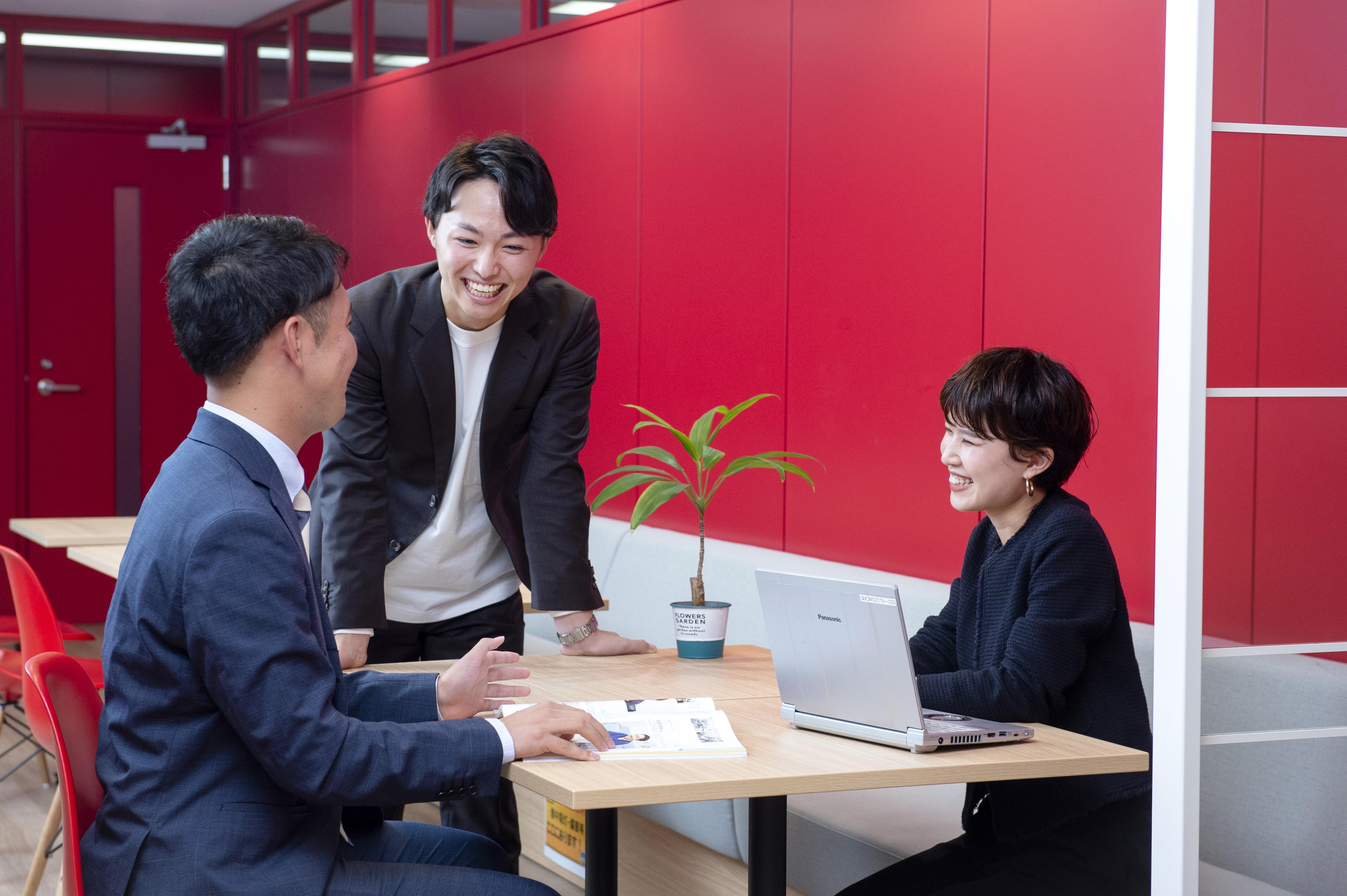 同社には様々な部署があり、サービス業・商社・銀行・ハウスメーカー等、多様な業界から転職した社員が集まっている。彼・彼女らはこの活発なコミュニケーションに驚きながらも、居心地の良さを感じているようだ。