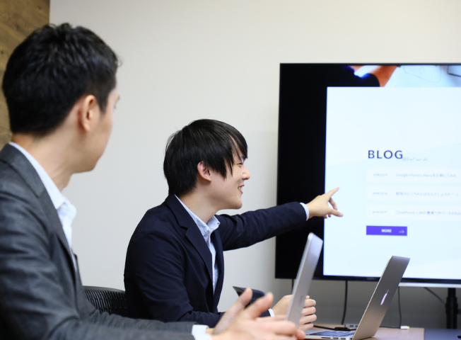 早い方だと入社1ヶ月目から案件に配属され、自分の成長を日々実感することができています。自分のアイデアを形にしたり、お客様に対して直接提案する機会があります。