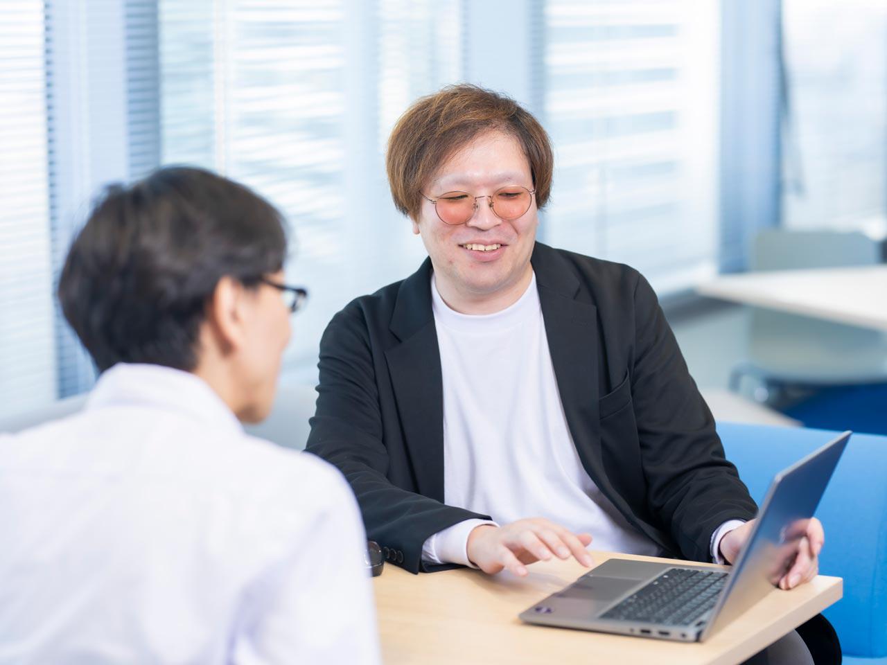 そんな同社が求める人材像は、自ら“こういう組織にすべき”と能動的に意見を言い、実践できる主体性の持ち主であるとともに、誰かが困っていたら積極的に協力する人だ。
※写真：社内メンバー