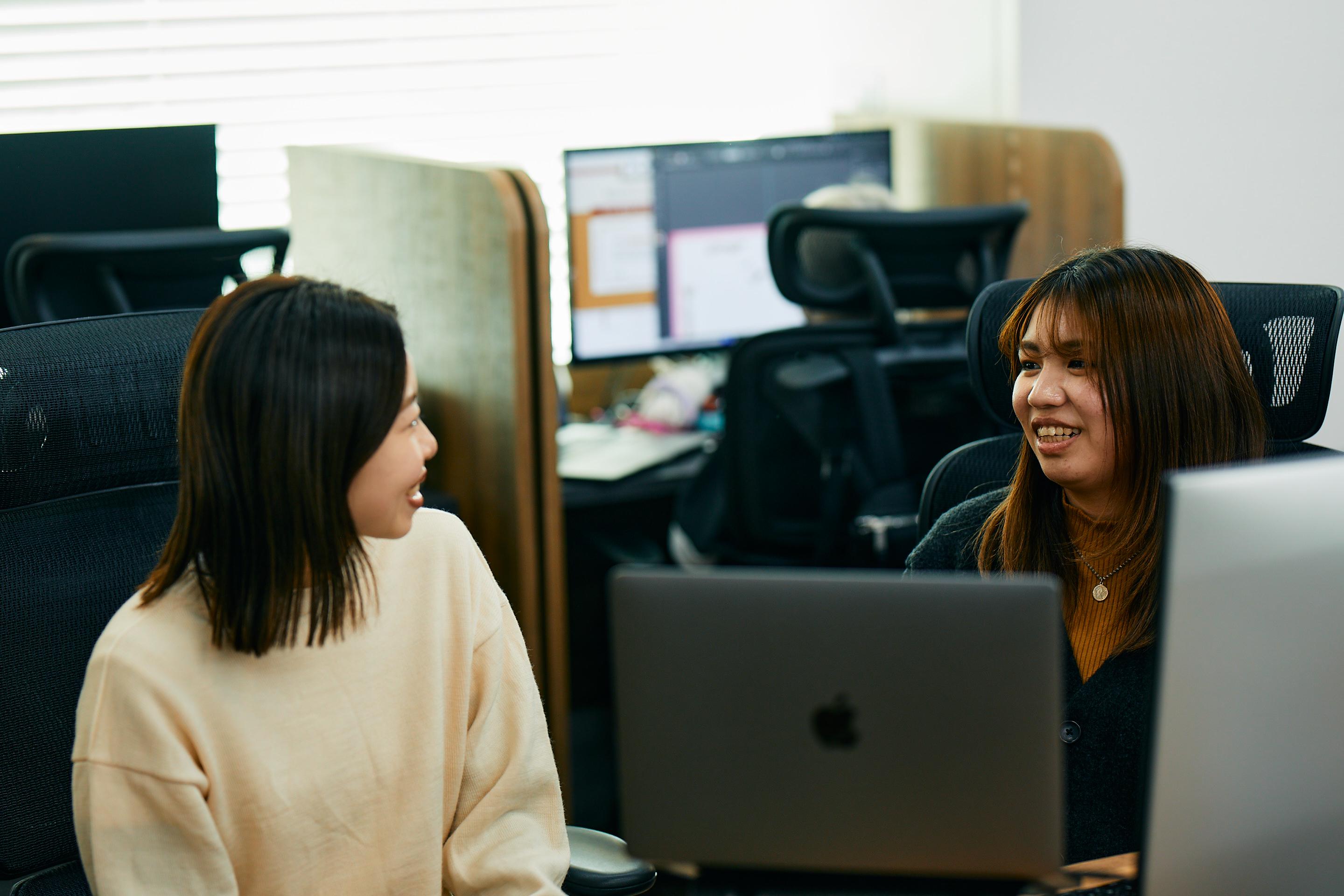 明るい日差しが差し込む、おしゃれなオフィス。のびのびとした雰囲気で働ける環境です！