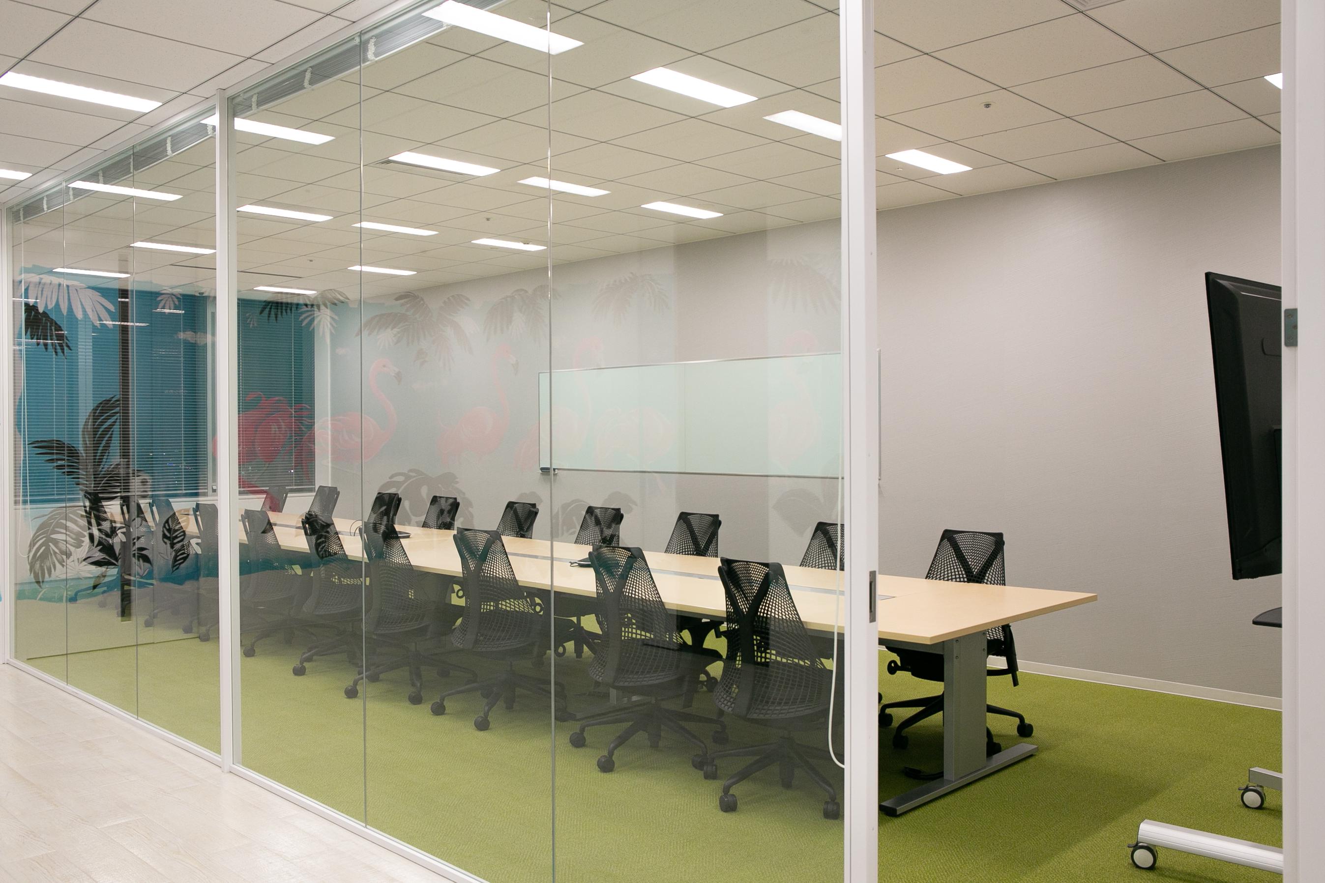 複数あるミーティングルームでは戦略会議を定期的に行っています。