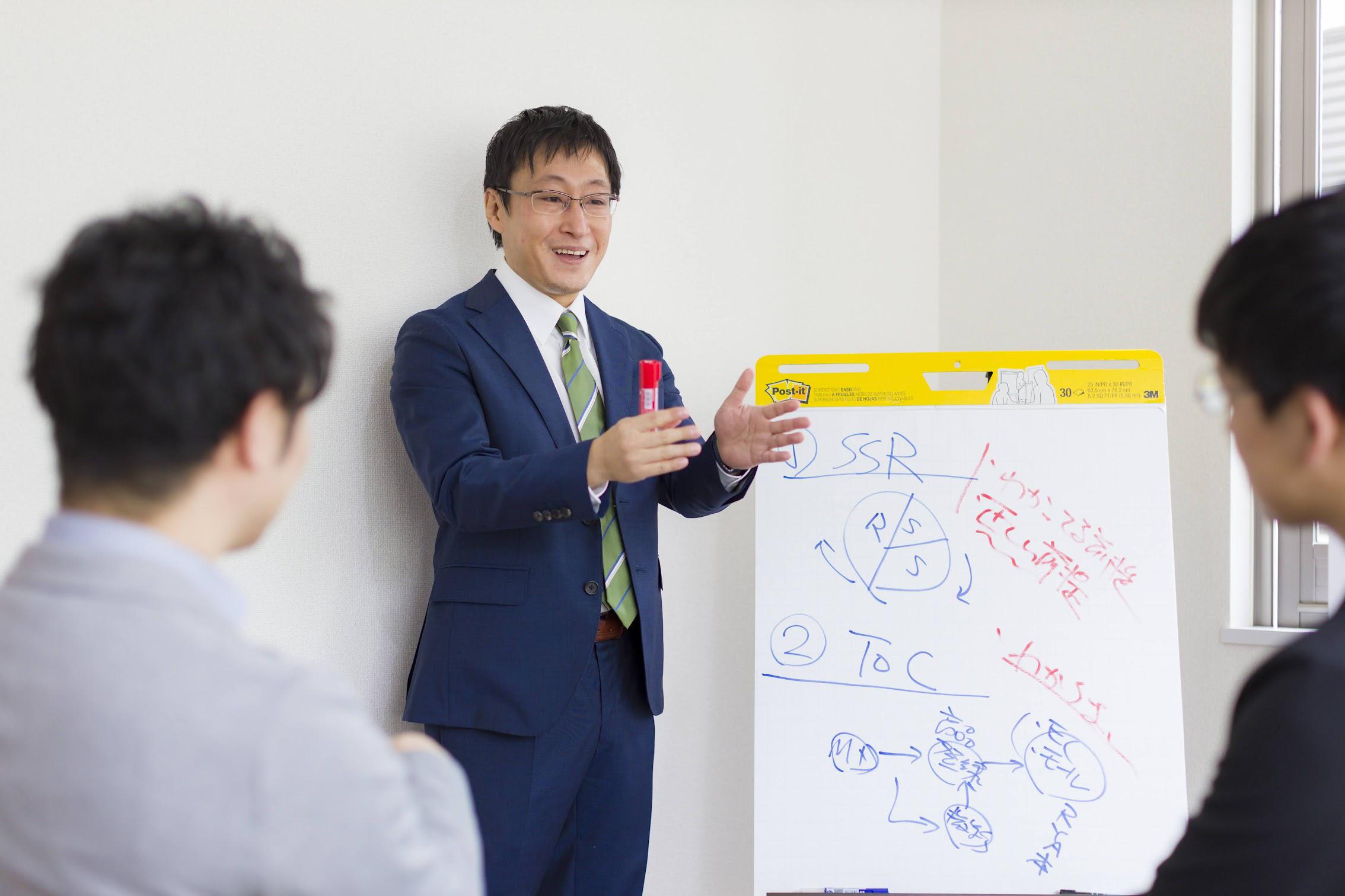 小さな会社なので、新人でも経営陣や仕事の方針に対してどんどん意見できますし、仕事の進め方を変えていくことができます。経験が少なくても、理にかなっていれば、自分の声で会社が動きます。論理的に考えて、自分の仮説に沿って仕事を動かせます。