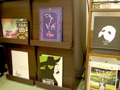 クライアントのパンフレットが並ぶ